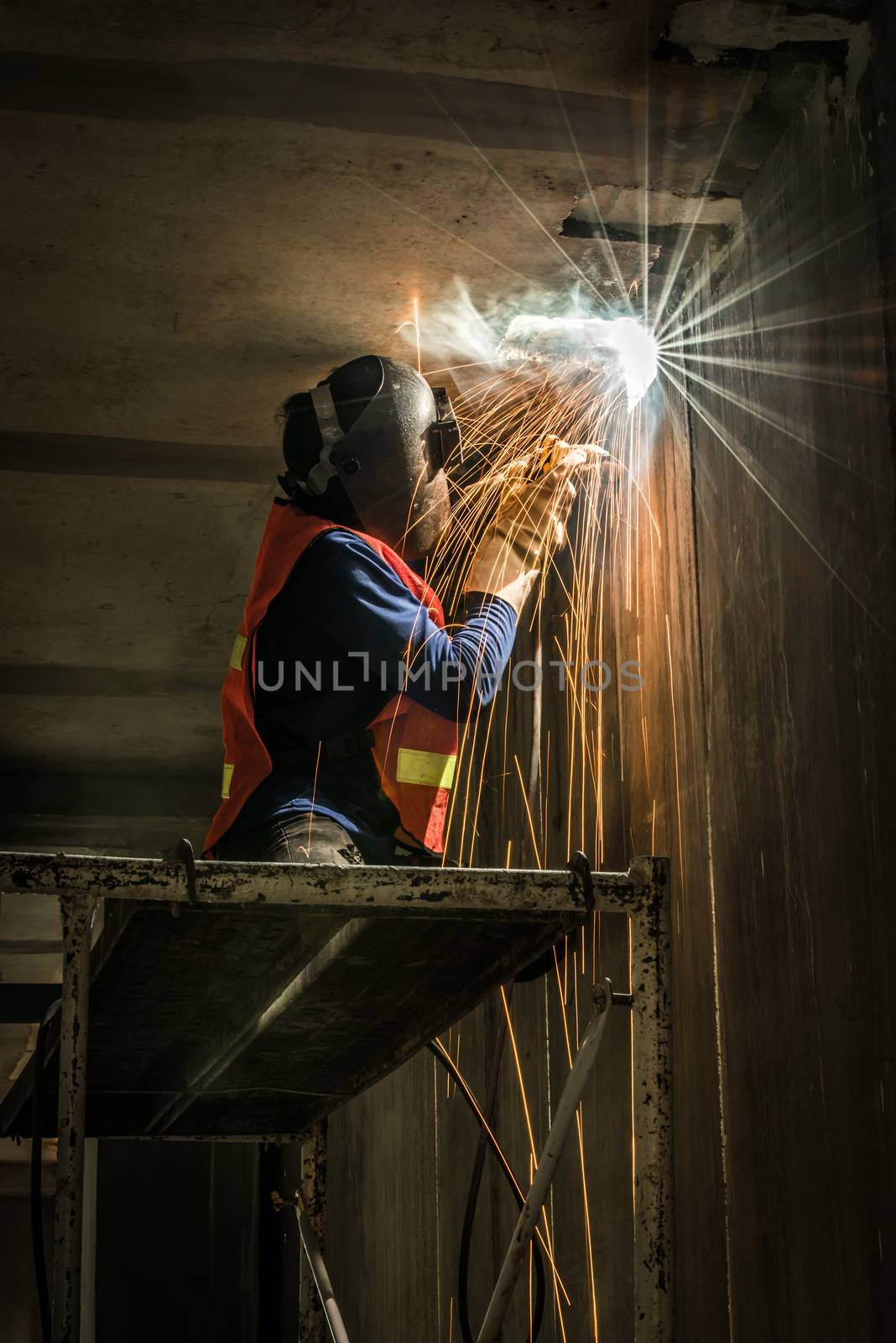 worker welding by antpkr
