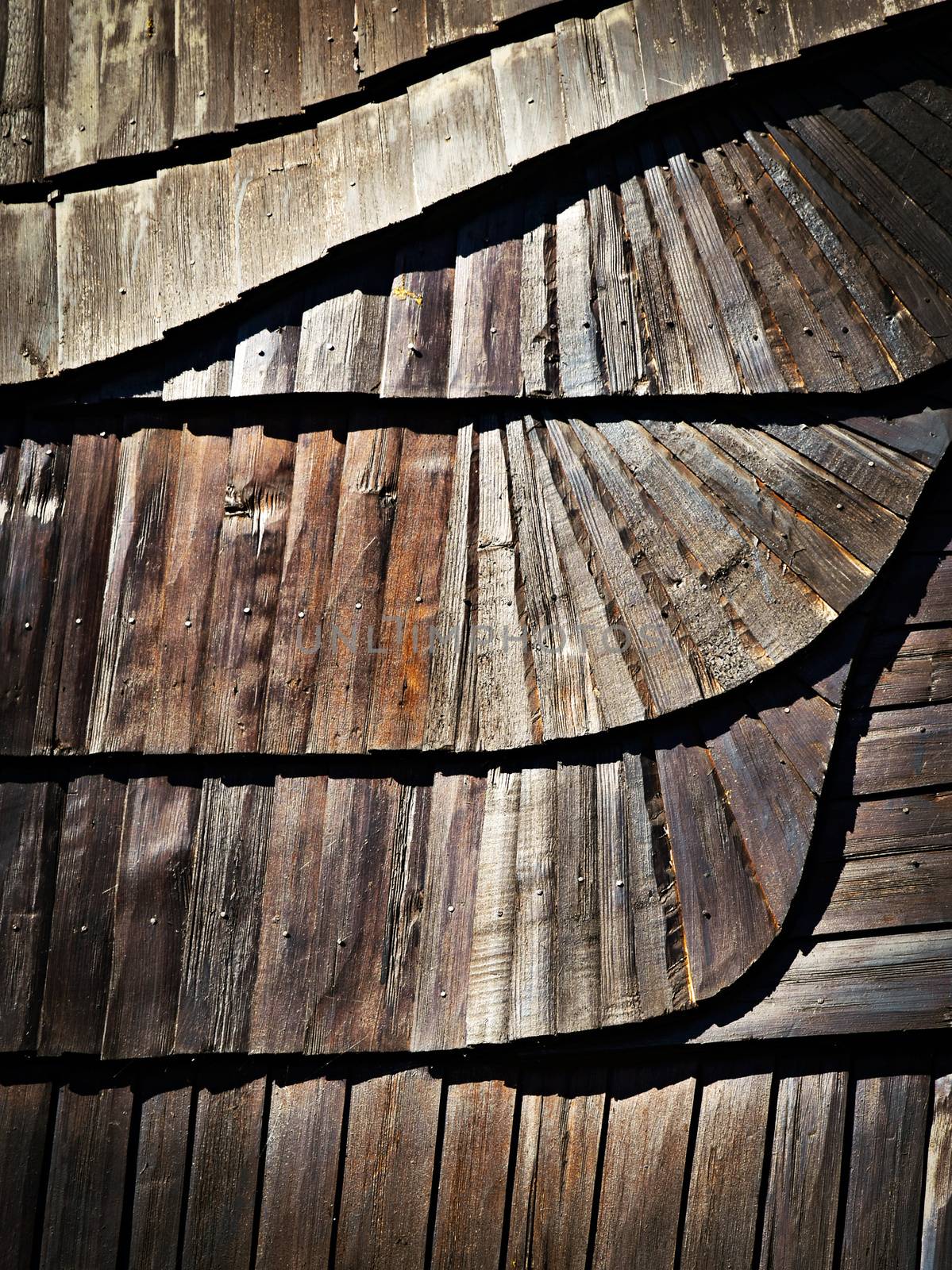 Detail of wooden shingle roof with a tilde by Ahojdoma