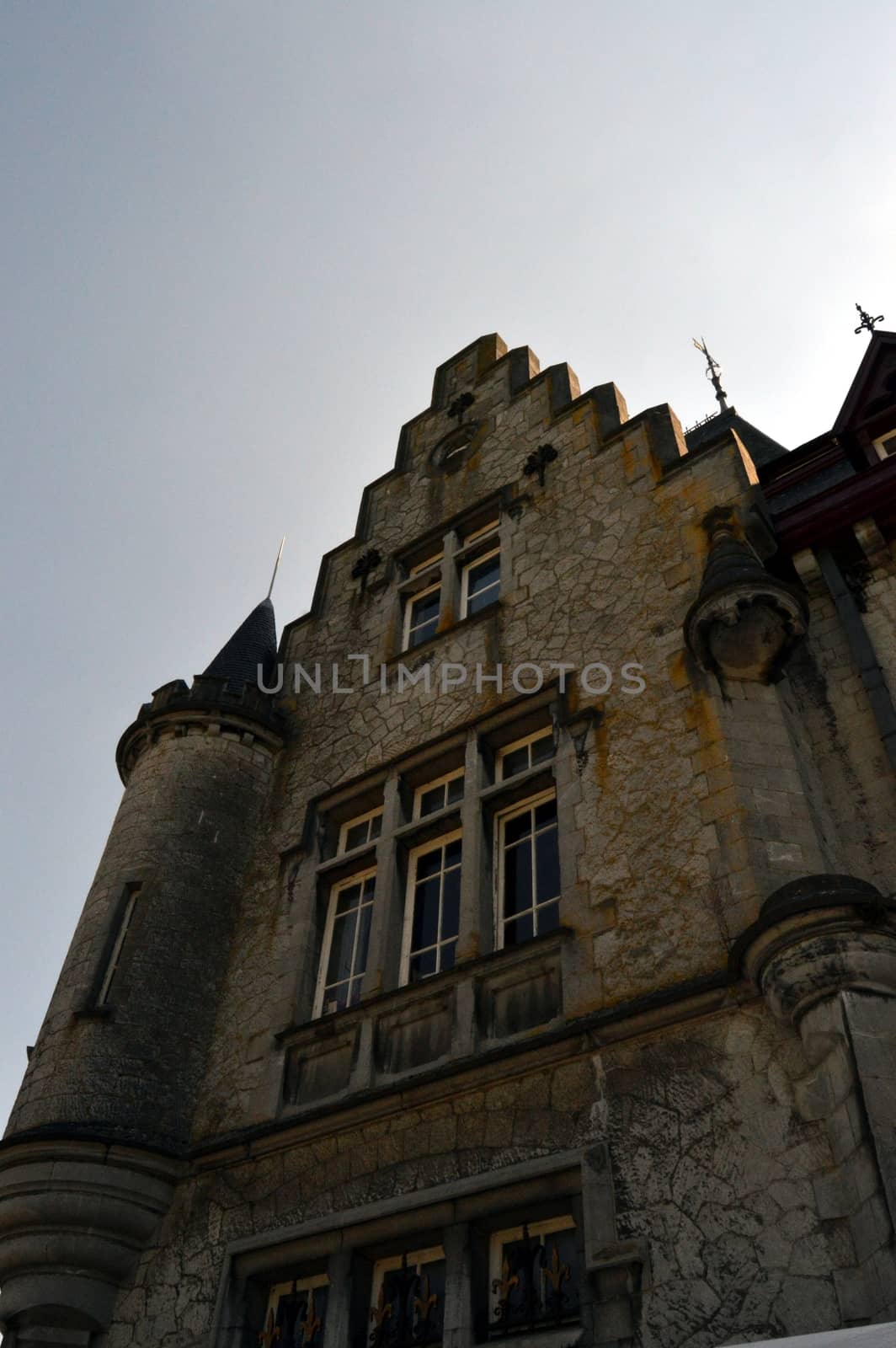 Facade of angle of a castle. by Philou1000