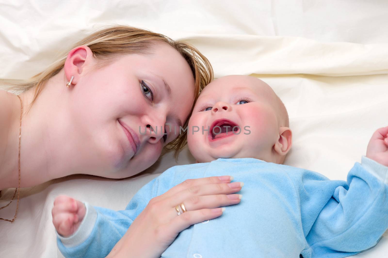 Maternal happiness by kromeshnik