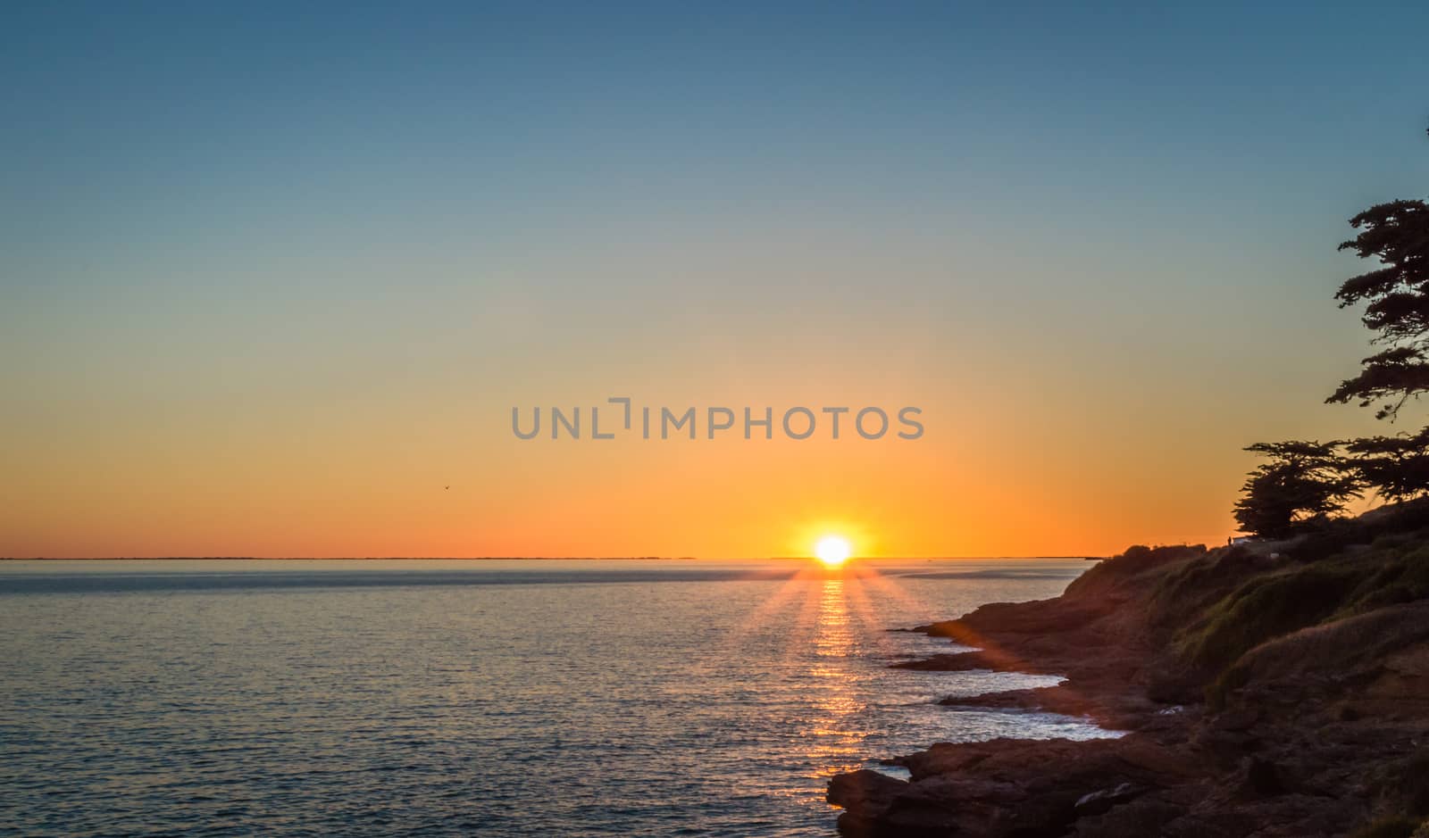 Sunset against the backdrop of the Atlantic Ocean by okskukuruza