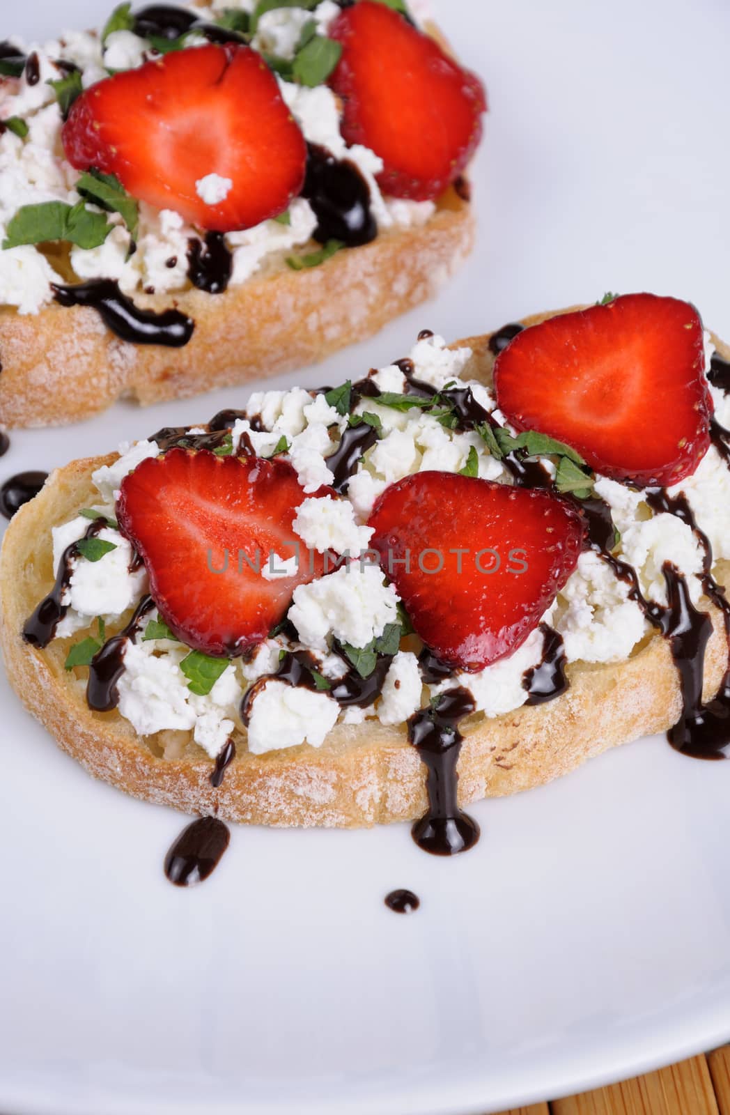 Sandwich  ricotta and mint with strawberry slices and chocolate topping