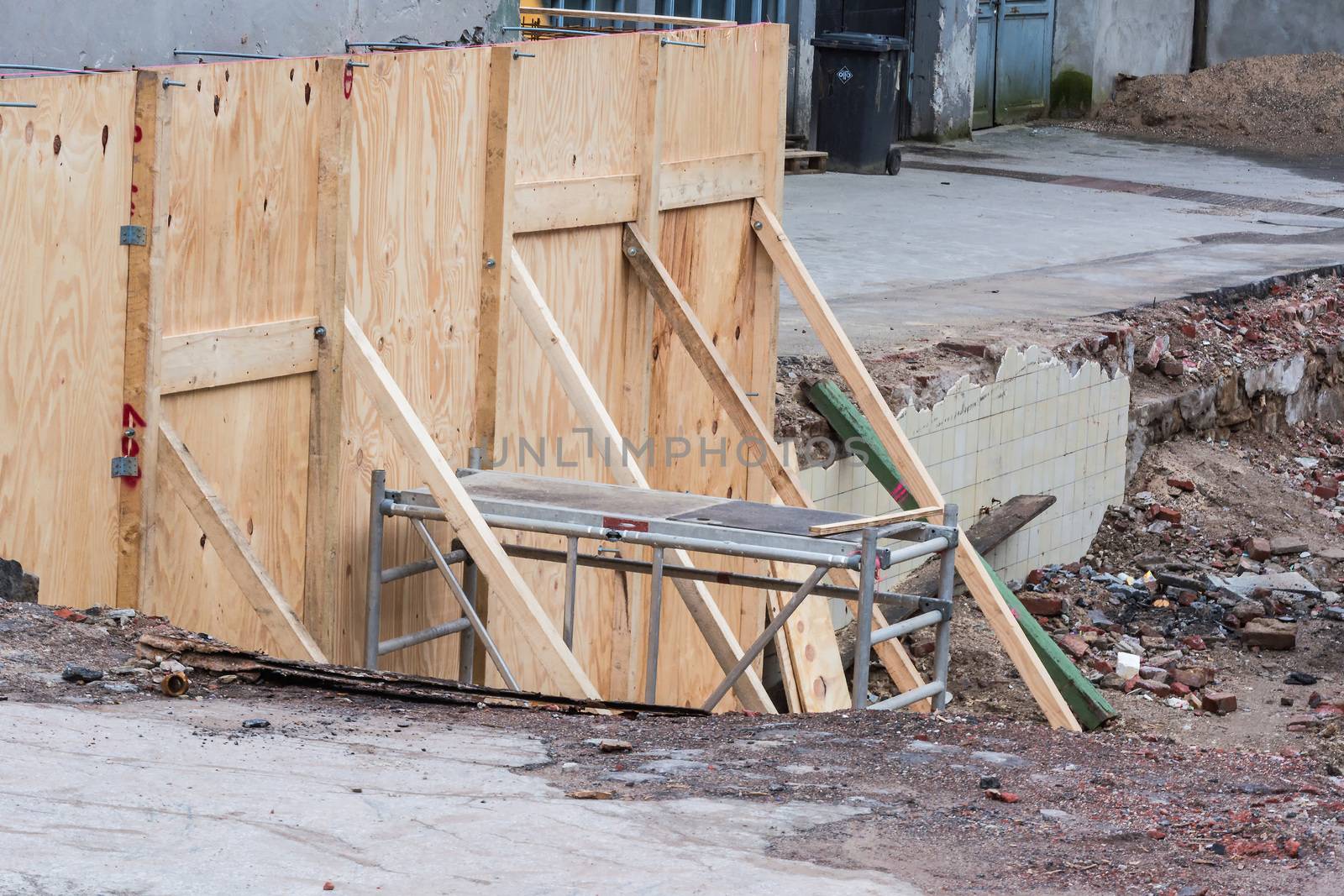 Construction of steel and concrete for the construction of an apartment building with underground parking with precast concrete walls.