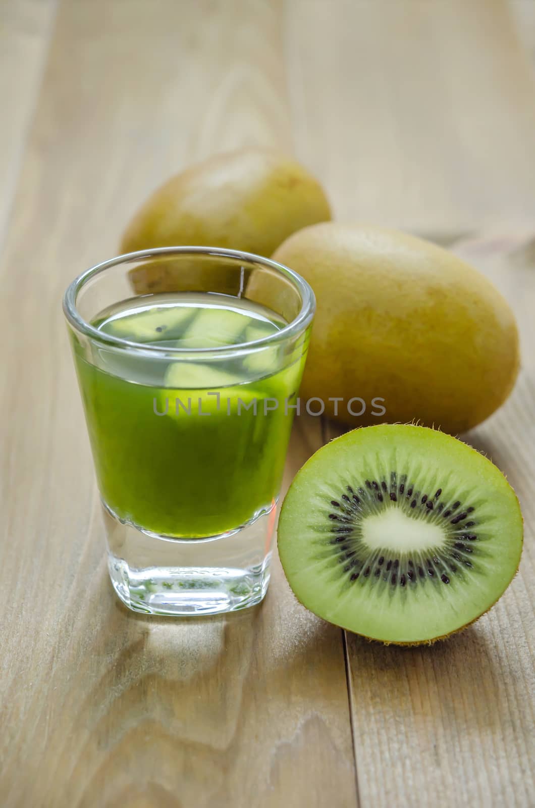 glass of kiwi juice by rakratchada