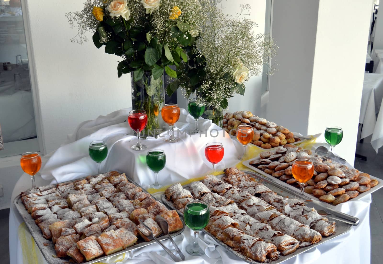 Presentation of three dishes of cakes with various drinks of color