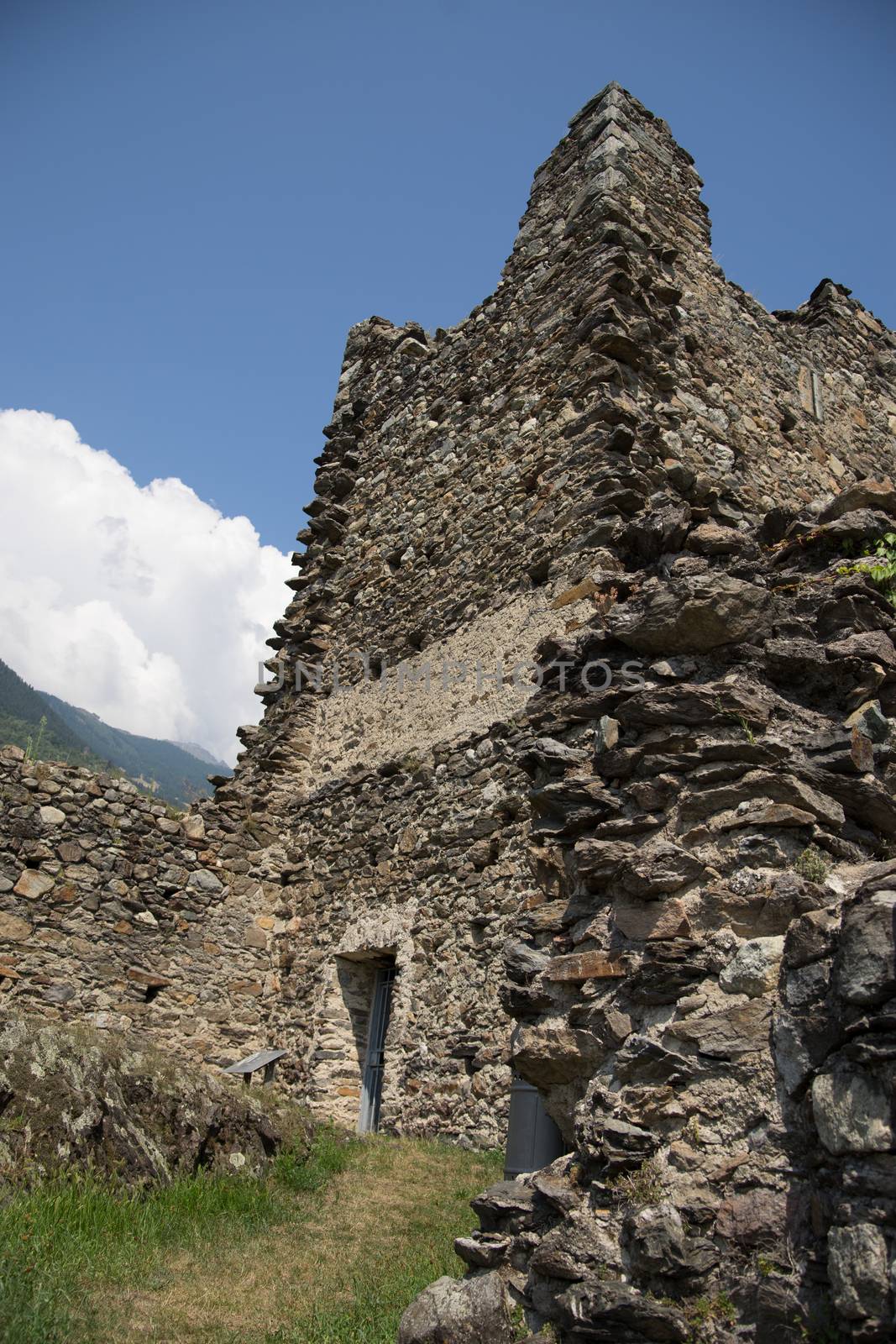 Grumello castle ruins by javax