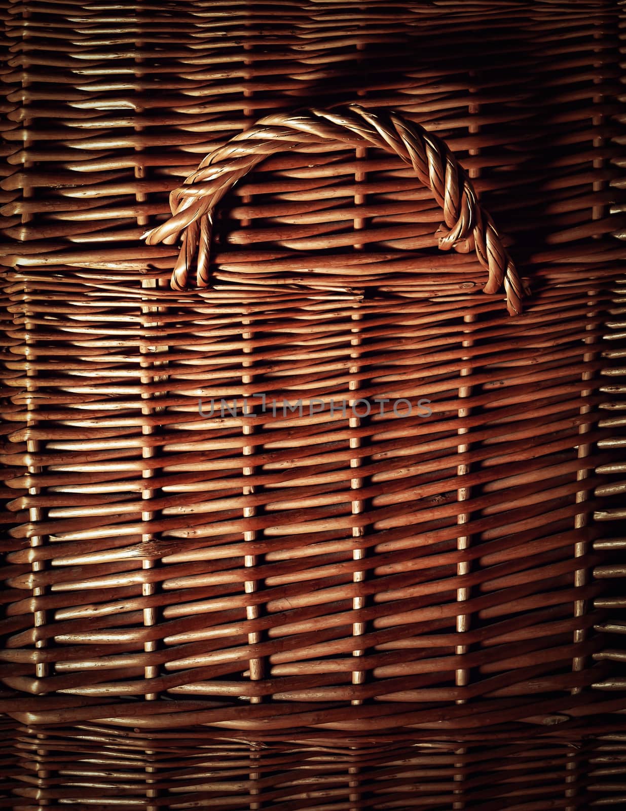 detail of the wicker basket with handle by Ahojdoma