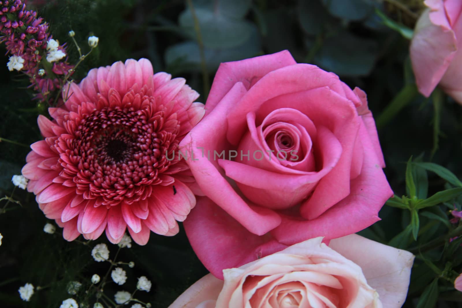 Bridal arrangement in different shades of pink: gerberas and roses