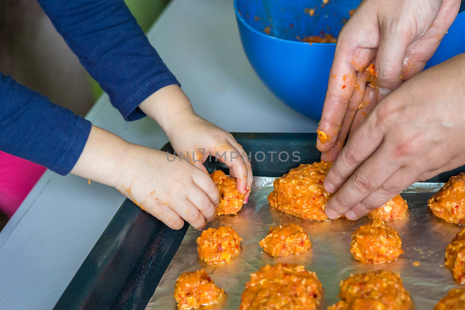 Children and dad hands put the meatballs by okskukuruza