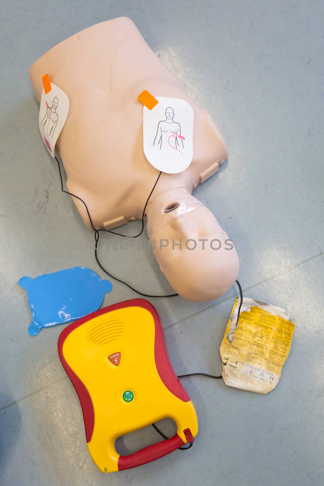 First aid resuscitation course using AED. by kasto