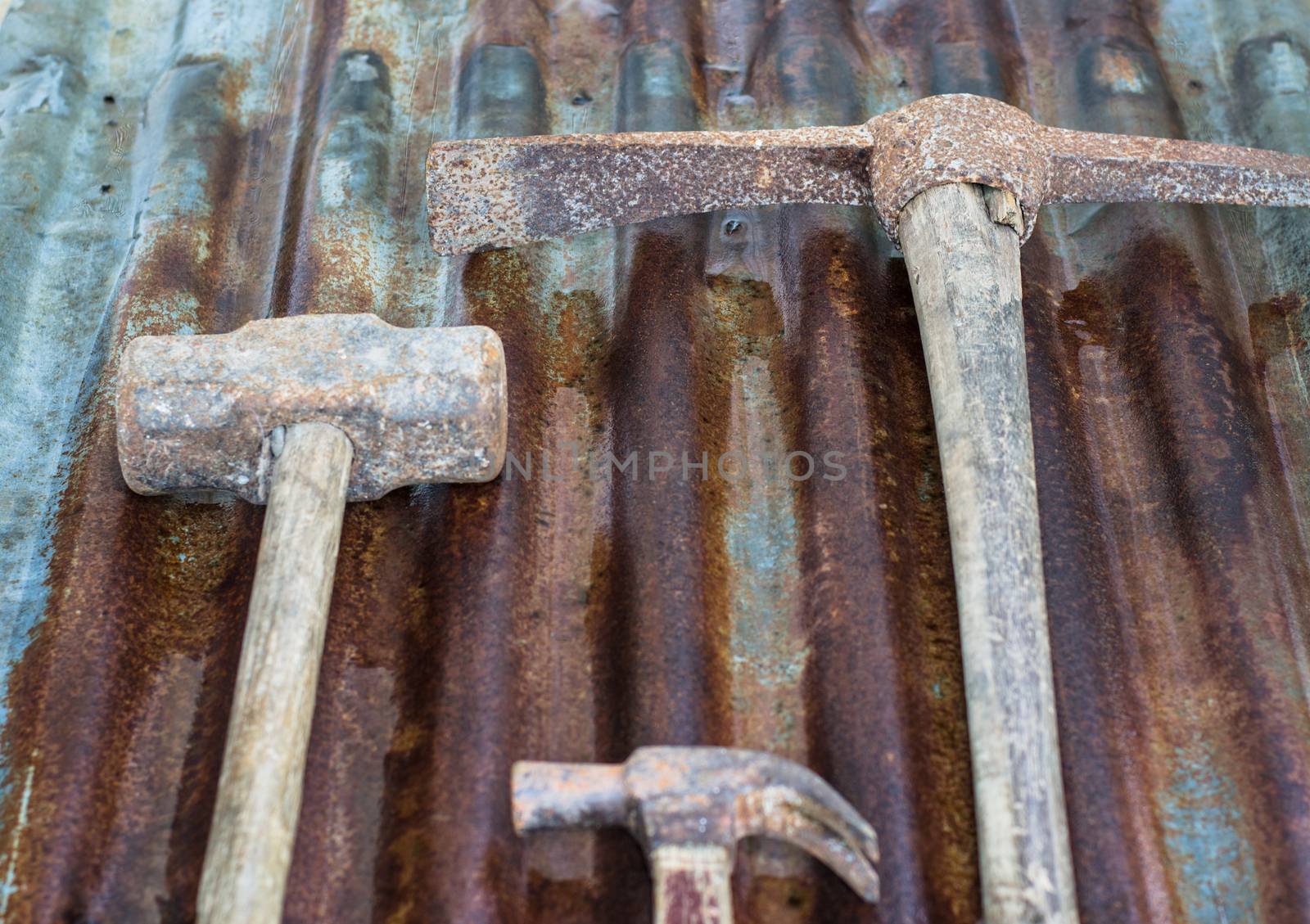 Hammers on zinc background by metal22