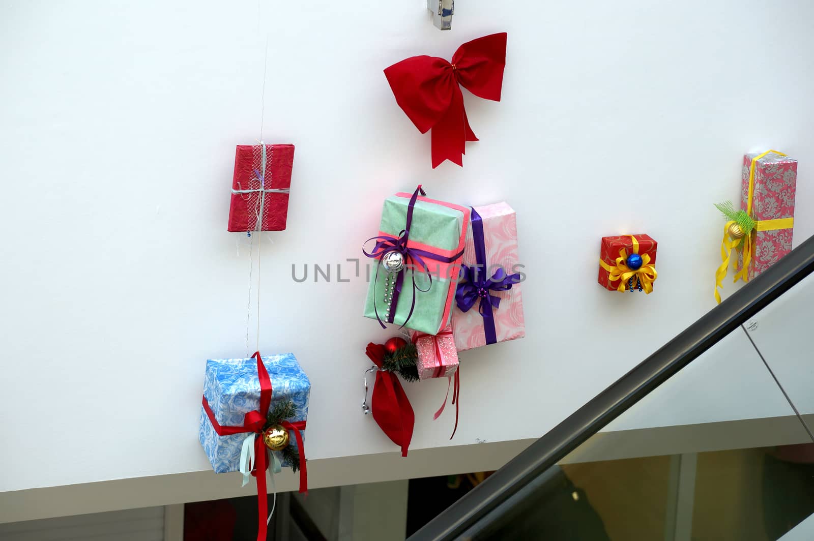 Christmas decoration of shopping center models of gifts by Vadimdem