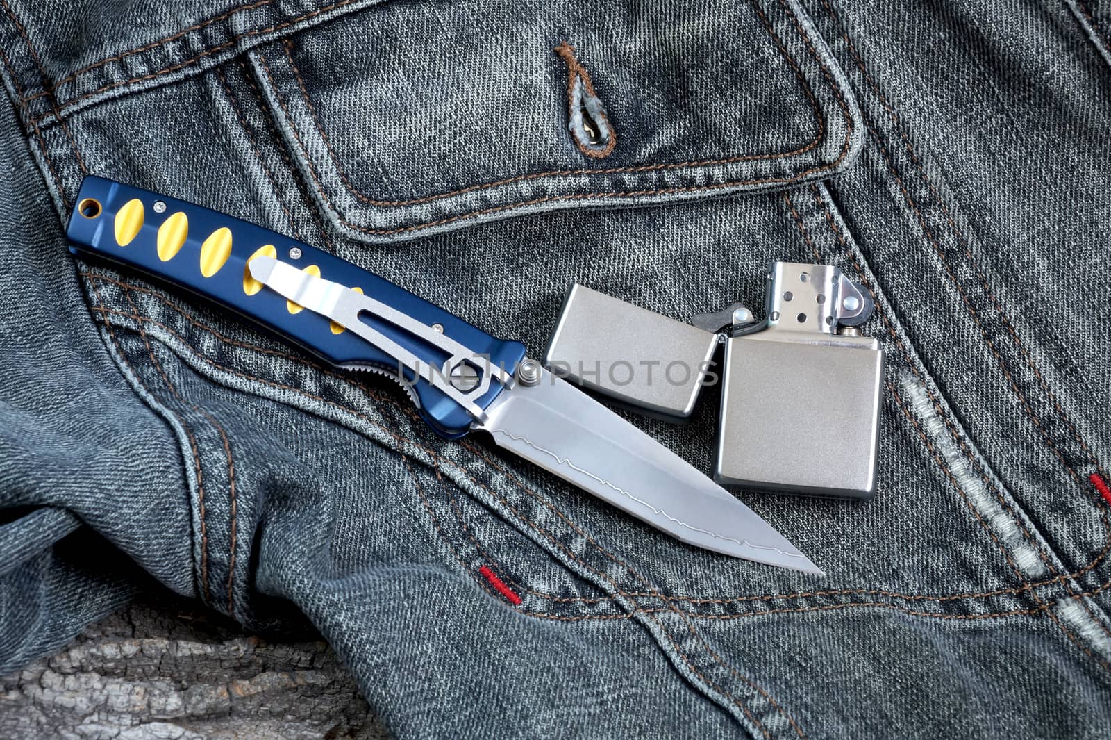 Penknife with a blade from Damask steel with a petrol lighter