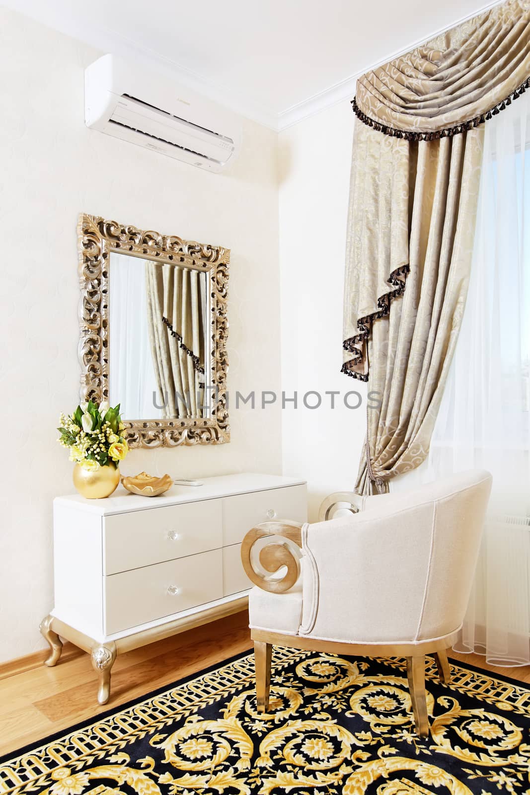 White console-mirror with chair in golden ornamentation by RawGroup