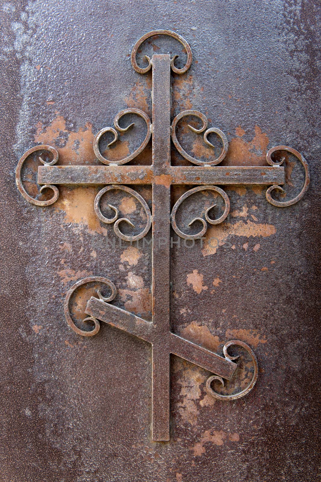 rusty iron cross by wolegsan
