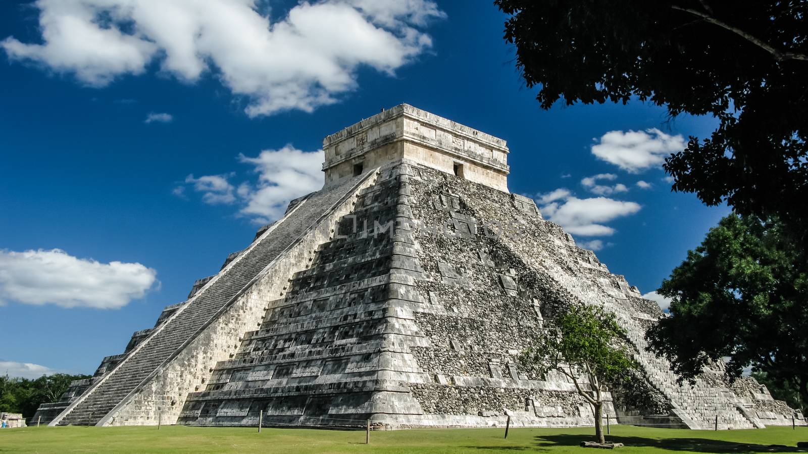 Pyramid of Kukulkan in Chichen Itza maya city, Yucatan Mexico by homocosmicos