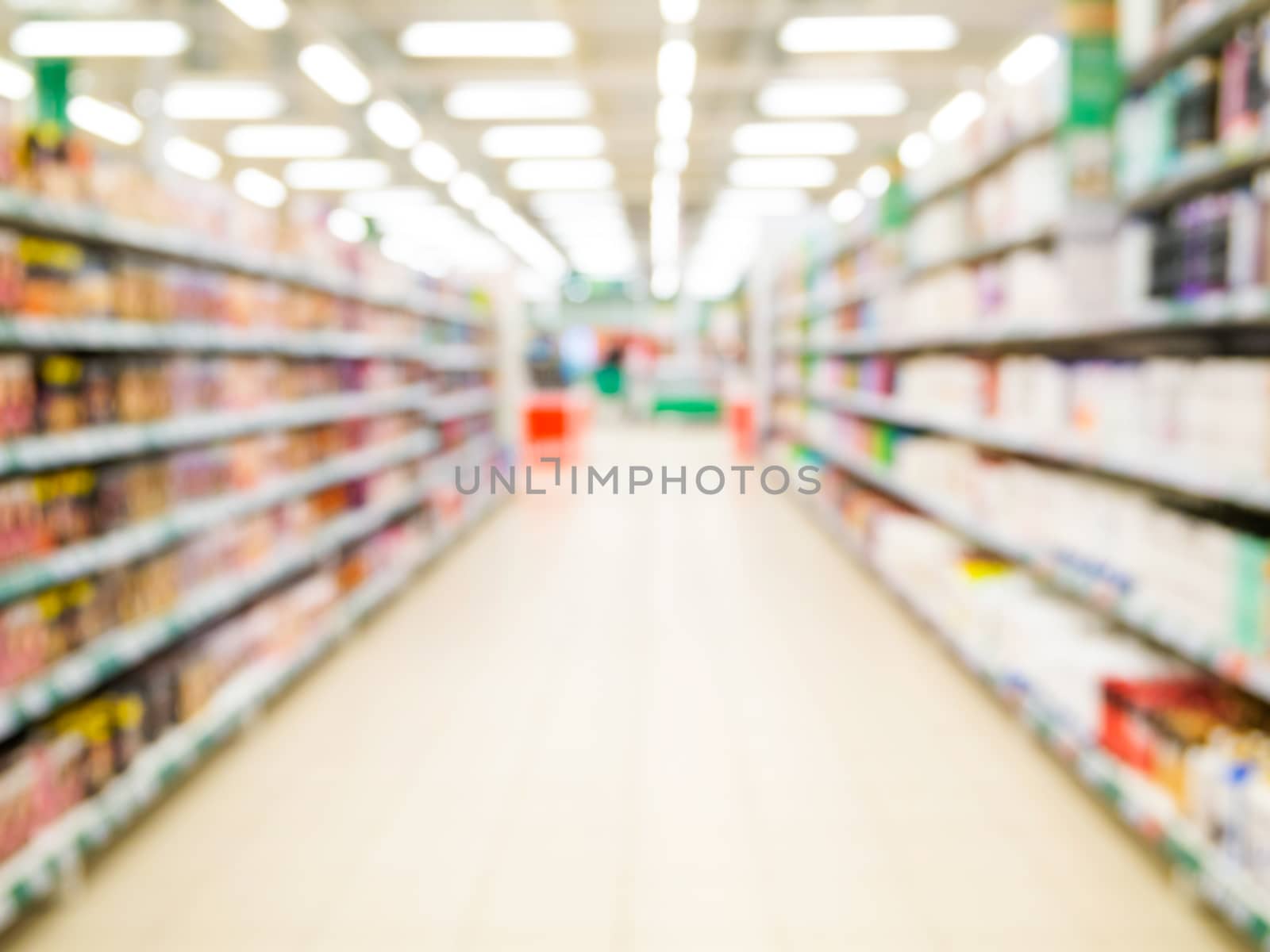 Abstract blurred supermarket aisle by fascinadora