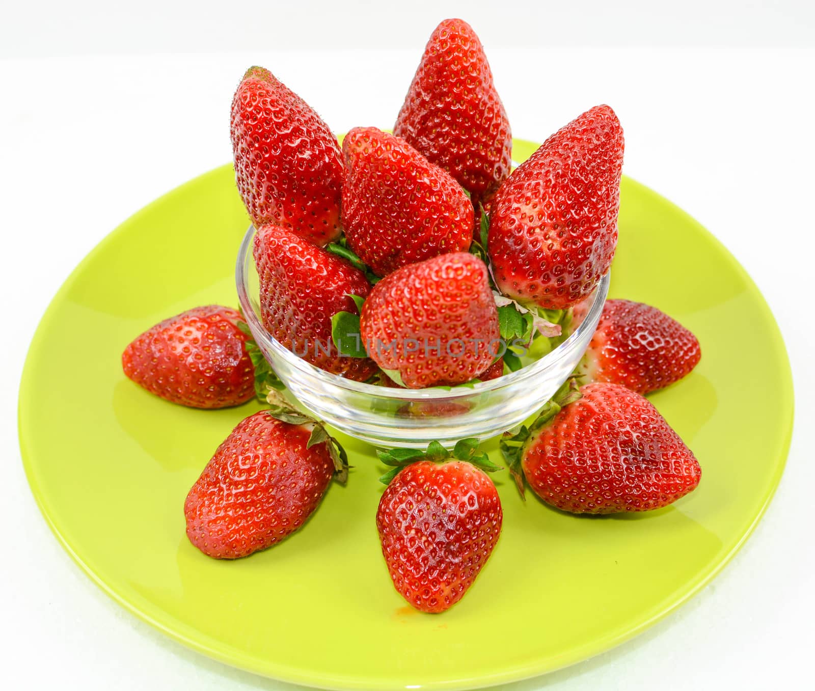 strawberries by iacobino