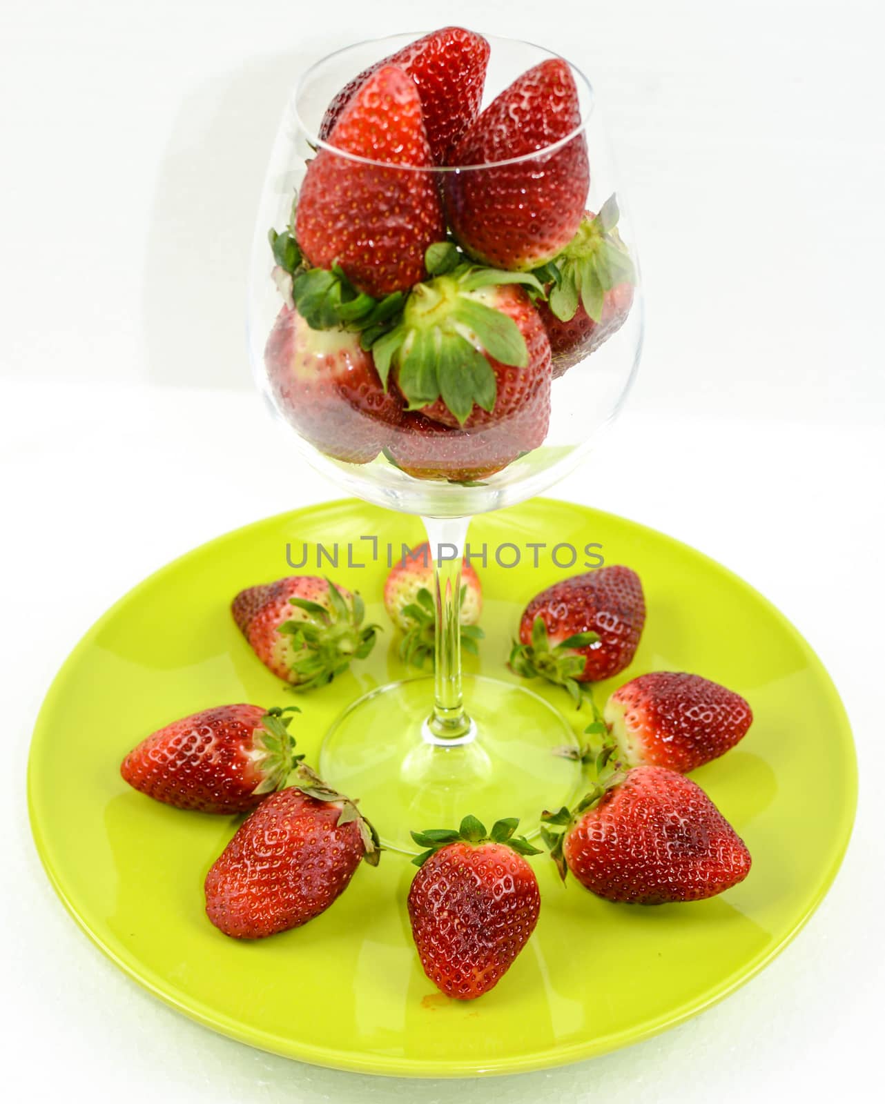 strawberries by iacobino