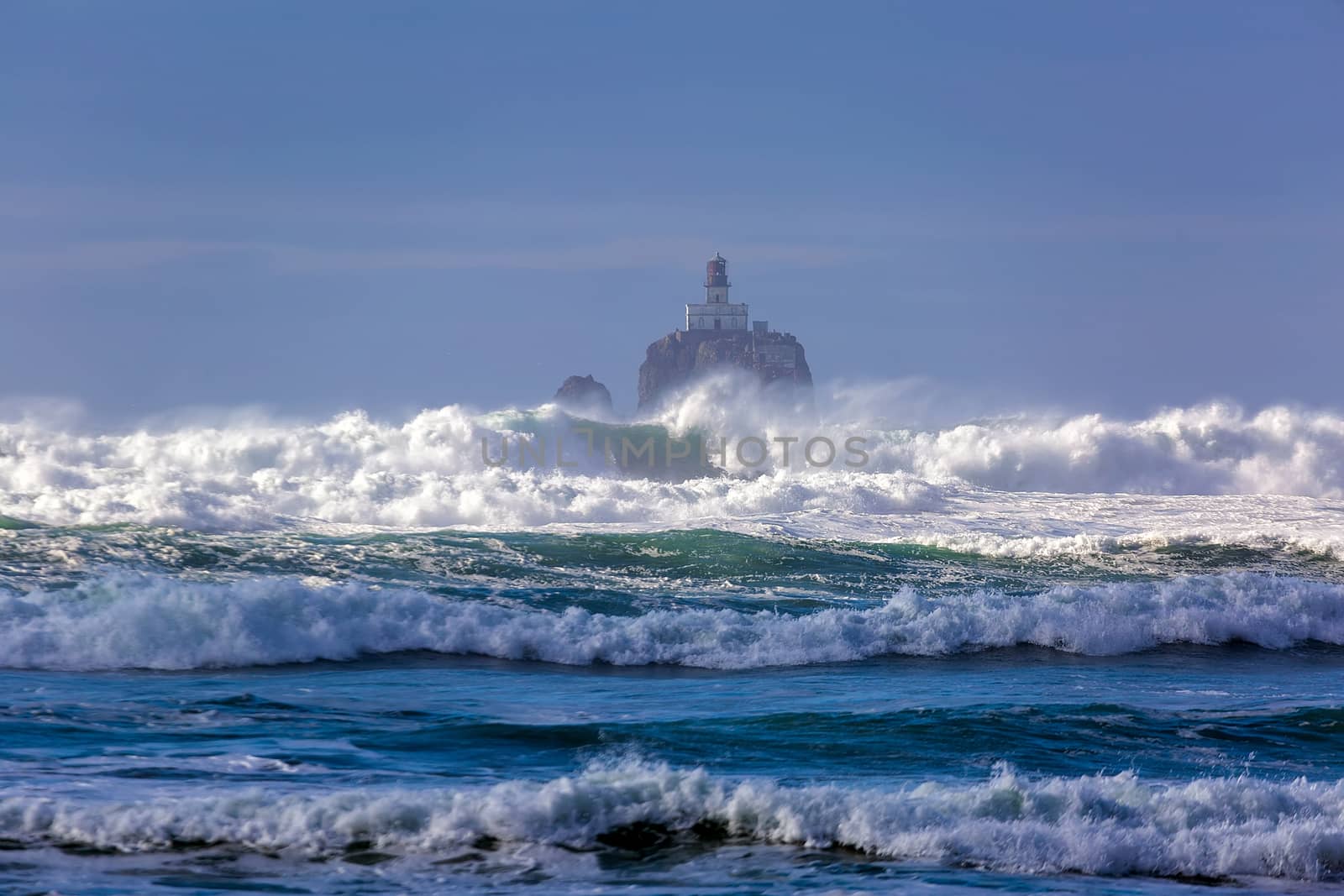 Crashing waves at Tillamook Rock Lighthouse at the Oregon Coast