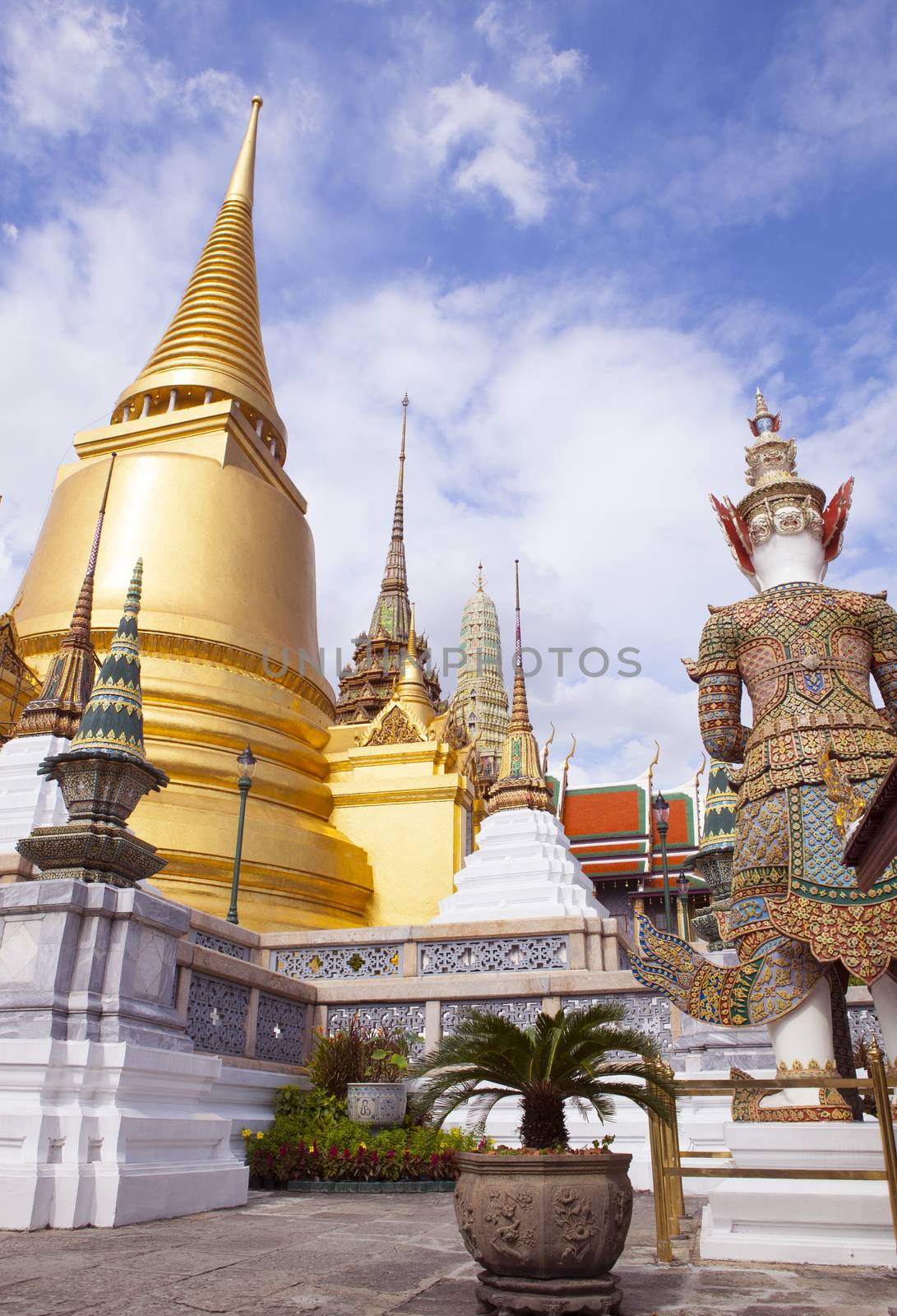 wat prakeaw ,grand palace bangkok thailand by khunaspix