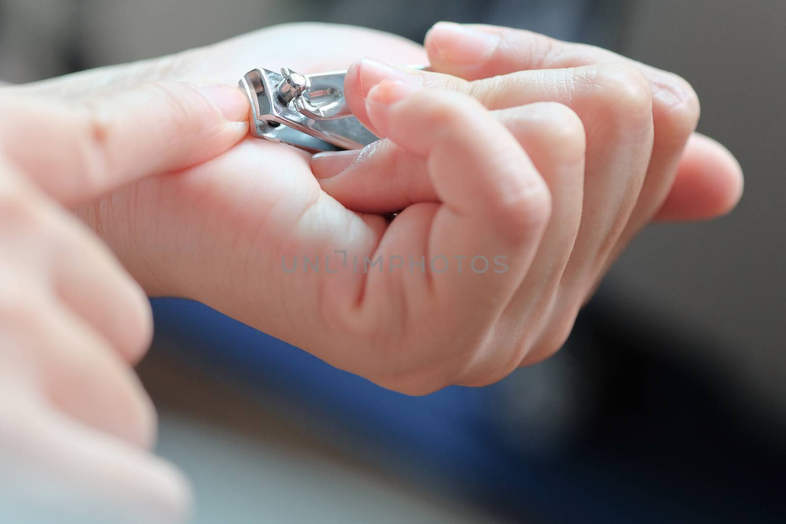 Cutting nails using nail clipper