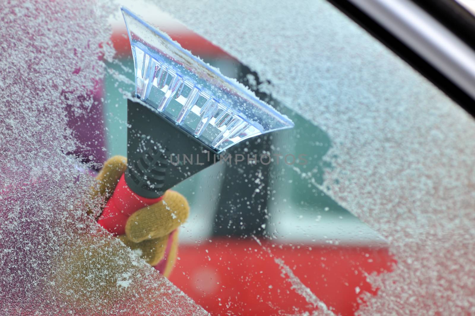 cleaning car windows from ice