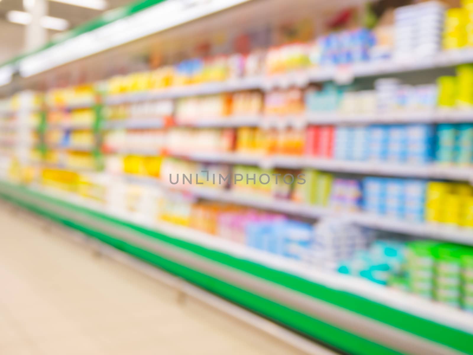Defocused blur of supermarket shelves by fascinadora