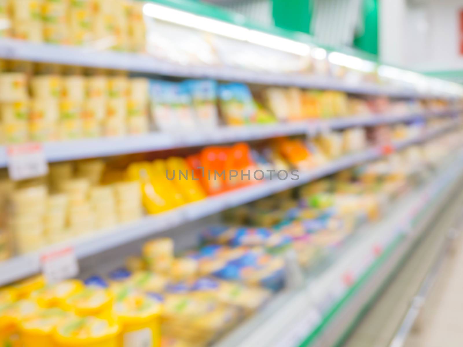 Defocused blur of supermarket shelves by fascinadora