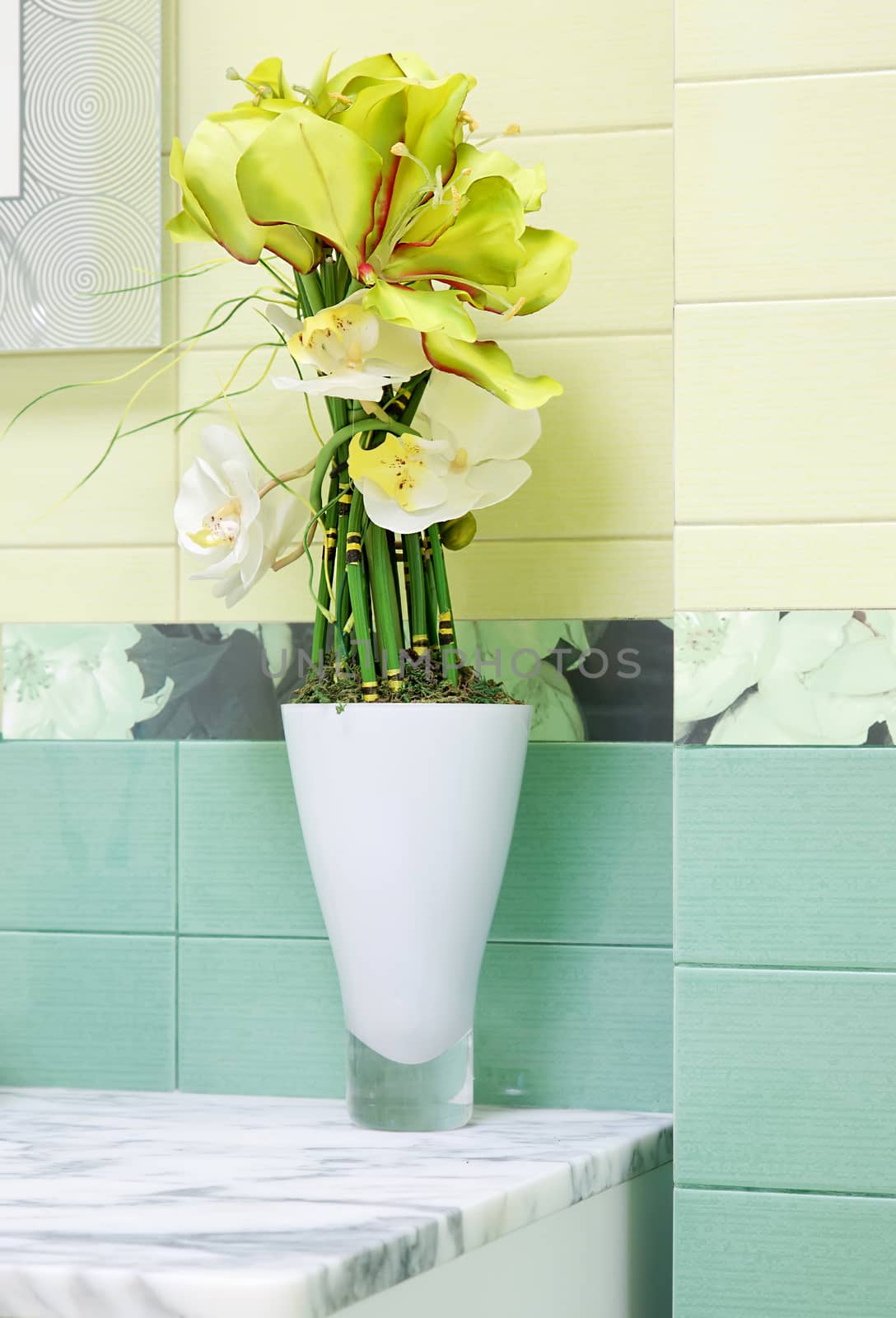 Beautiful green flower decor in bathroon design 