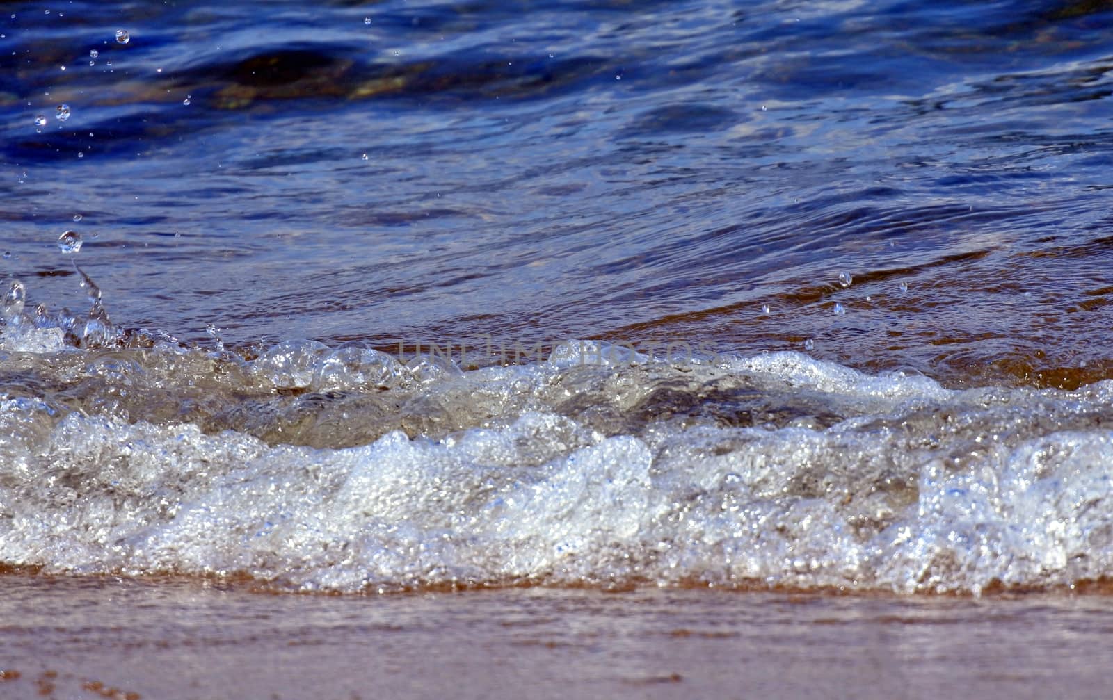 the waves on the shore of the Ural lakes Uvildy in windy weather