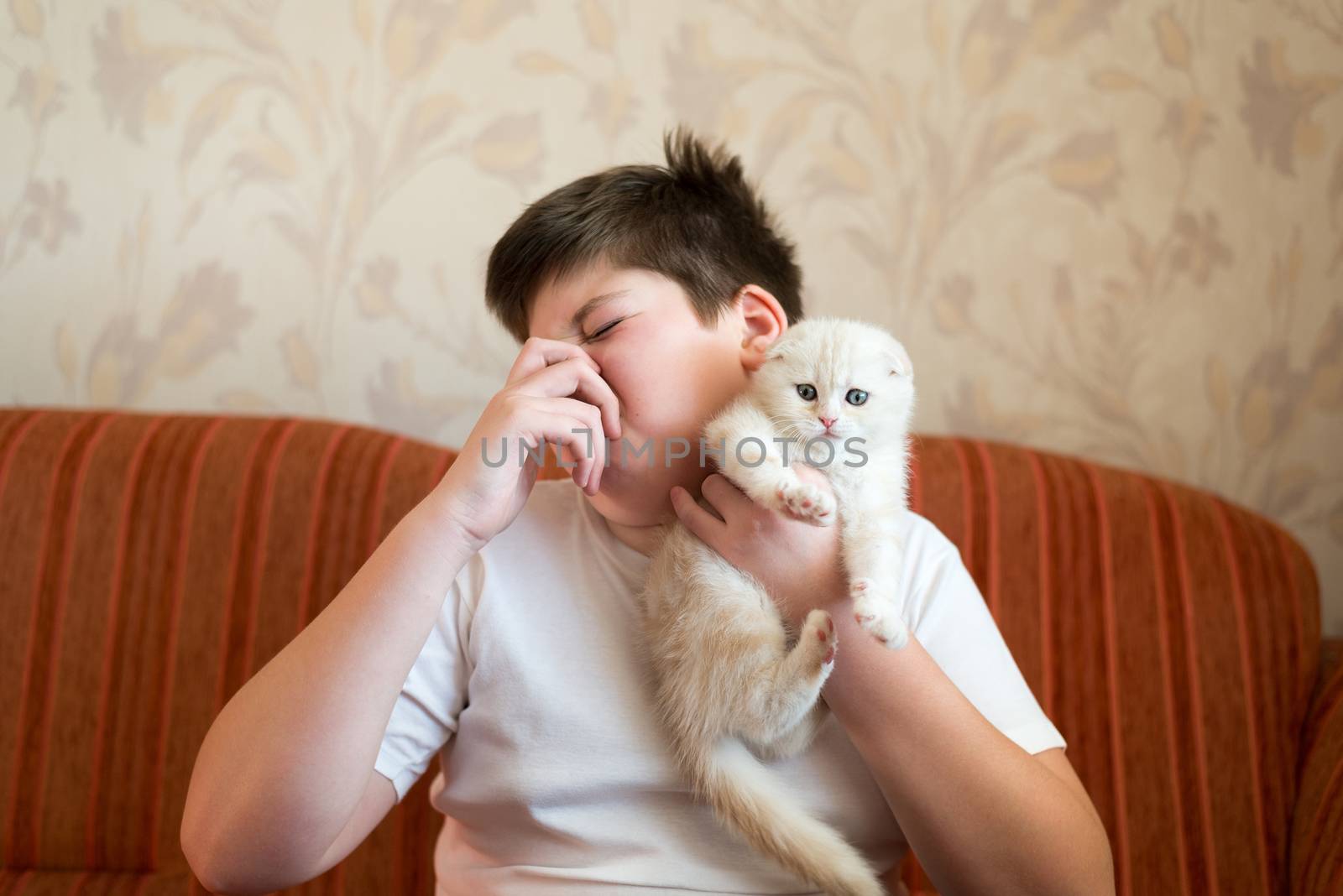 Teen turns due to unpleasant odor from a cat