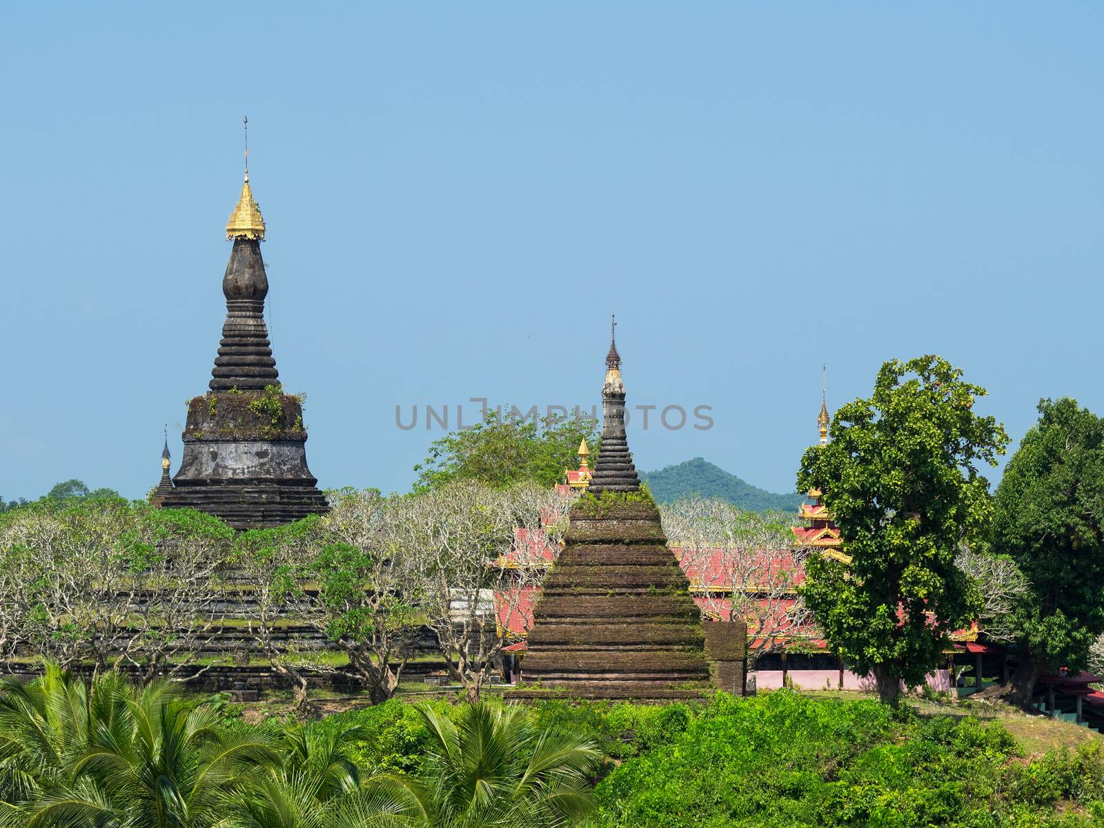 The Zina Man Aung Pagoda in Mrauk U by epixx