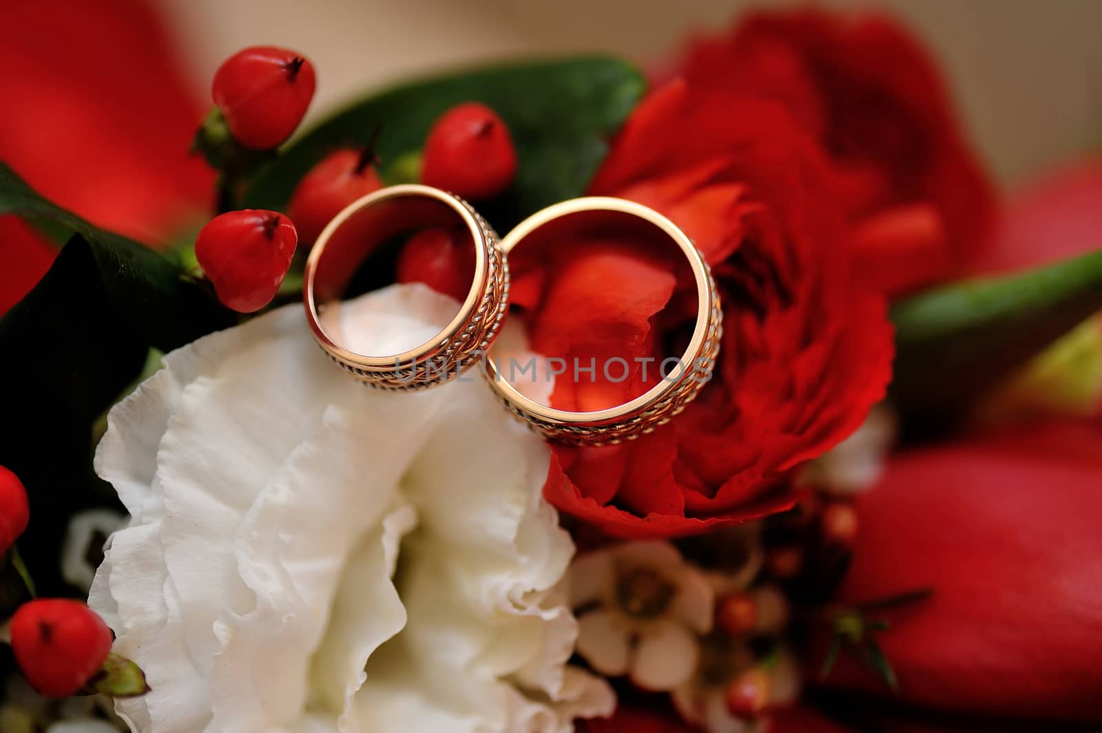 wedding rings on the bouquet