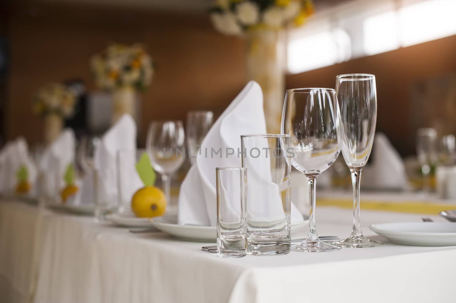 Empty glasses in restaurant 