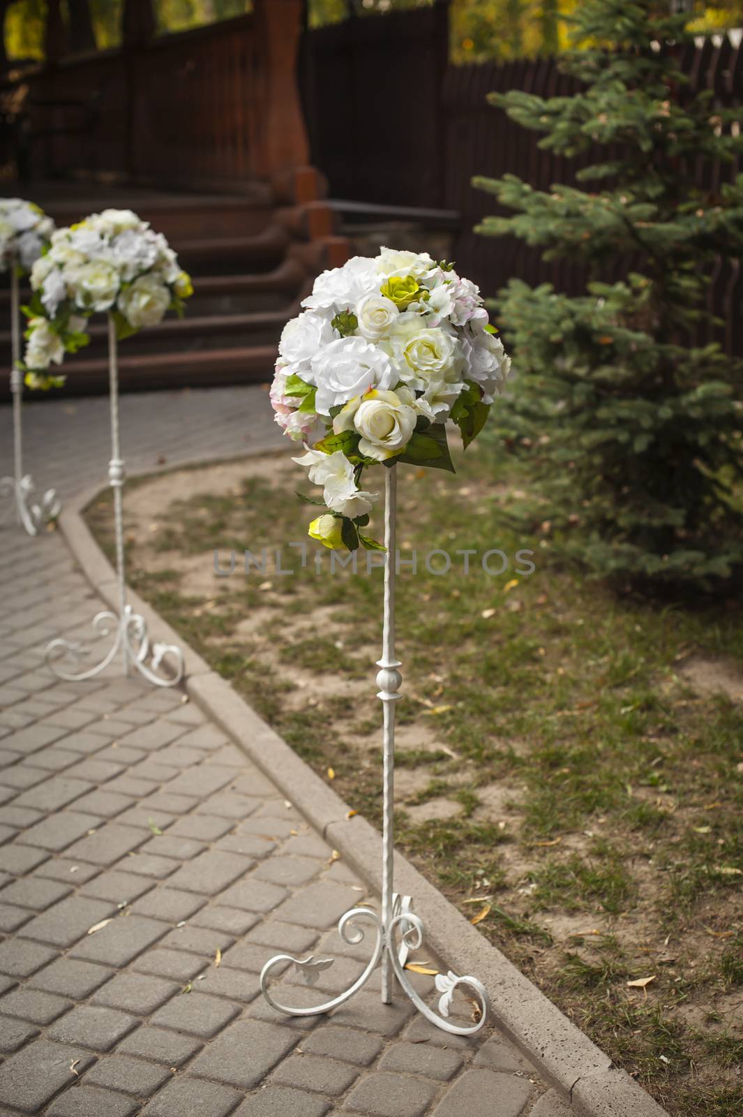 round rose bouquets at wedding ceremony 