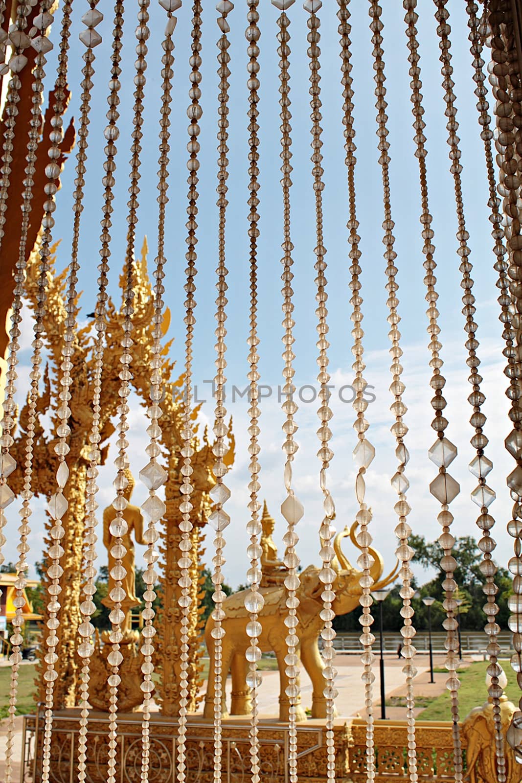 View through the crystal bead behind a curtain is buddha statue and blue sky







View through the crystal bead behind a curtain is buddha statue and blue sky