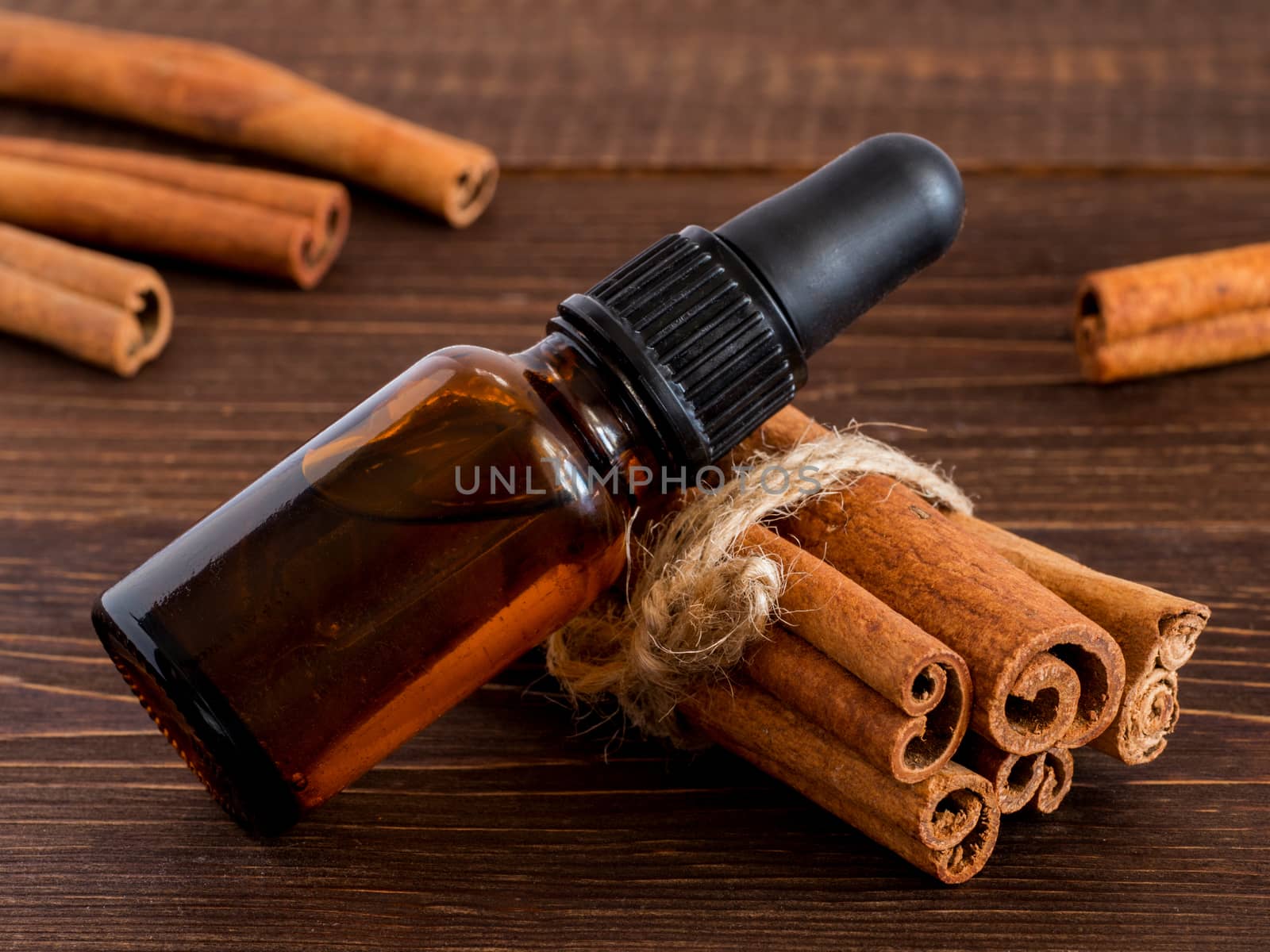 cinnamon essential oil by fascinadora
