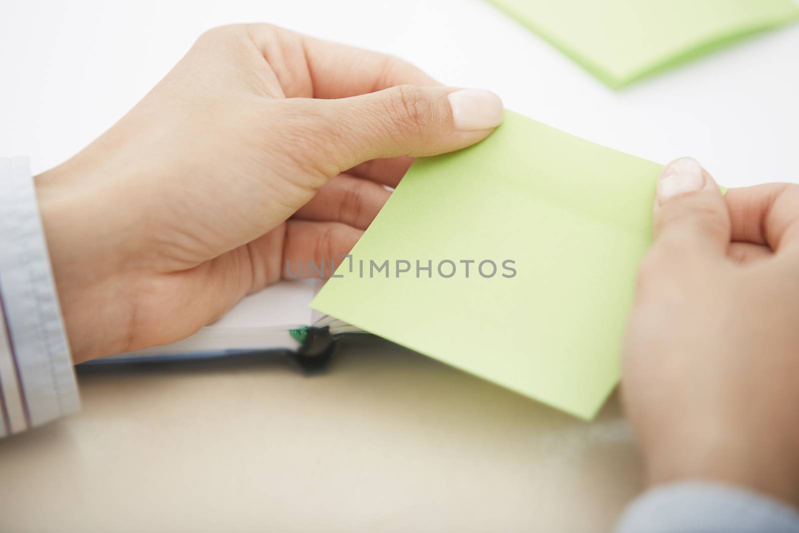 Blank green adhesive note by Novic