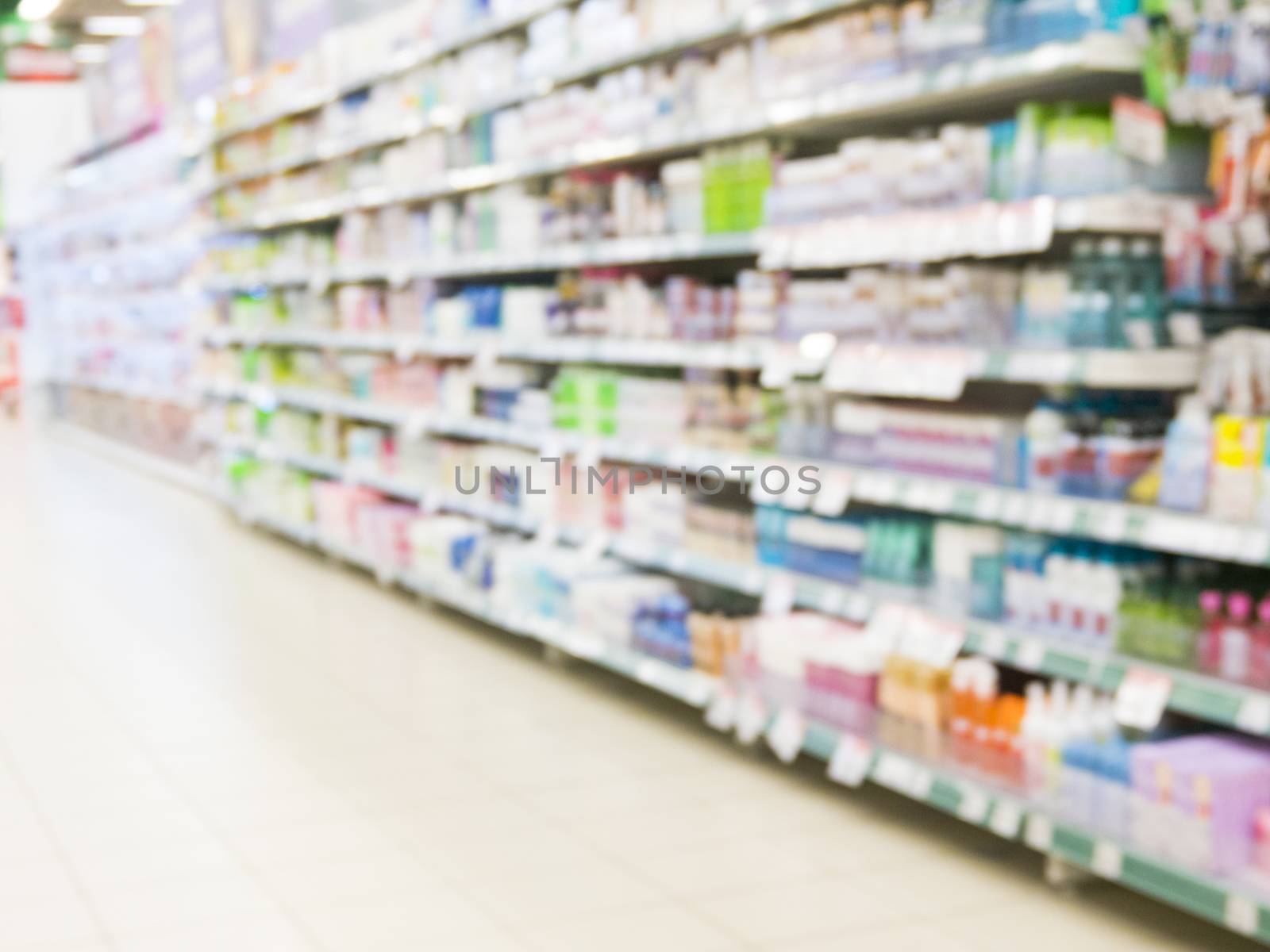 Abstract blurred supermarket shelf by fascinadora