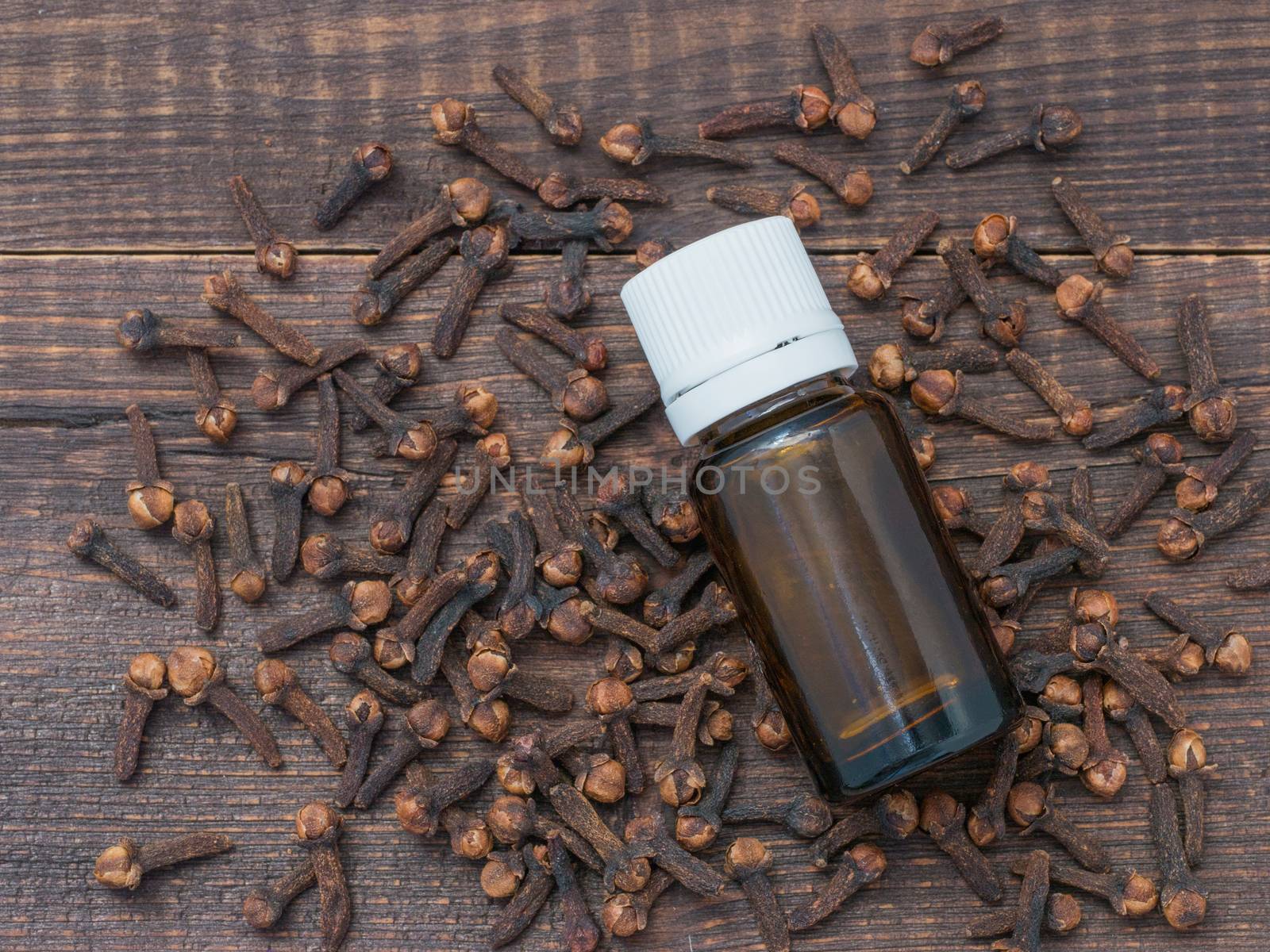 Spice clove essential oil by fascinadora