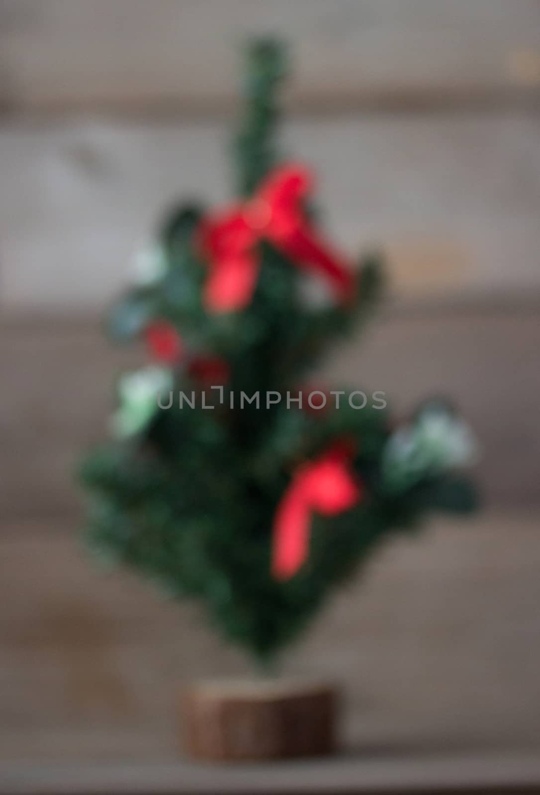 blured Christmas tree with red decorations by liwei12
