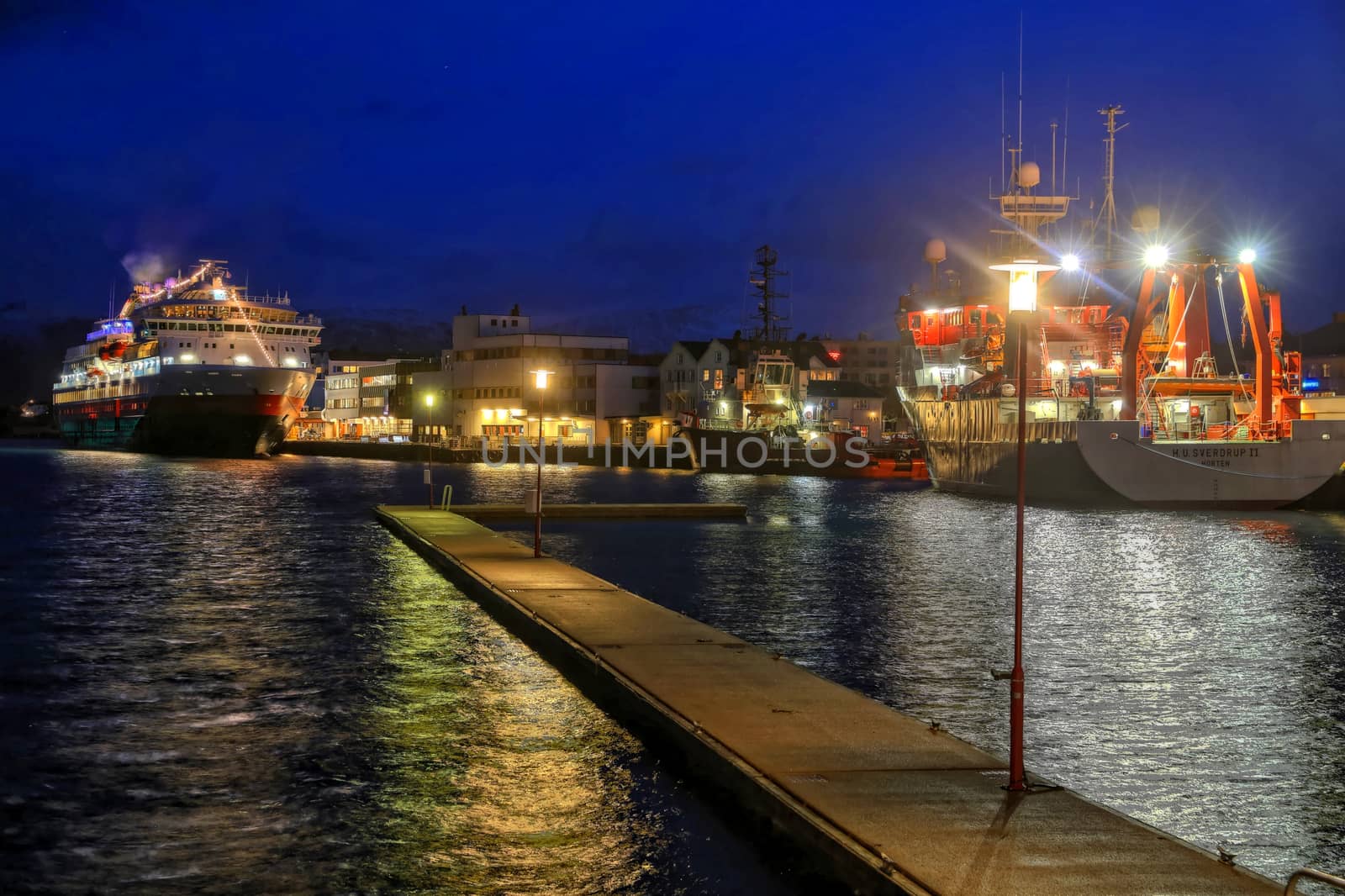 Brønnøysund havn i dag M.s Finnmarken og H.U. Sverdrup II  ved kai i Brønnøysund