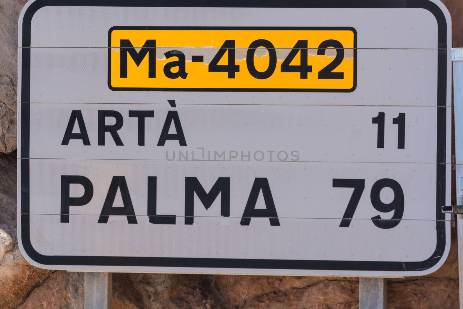Road sign in Spain. Give the distance to the places Arta and Palma. Recording in Mallorca, Spain. Caption in Spanish.