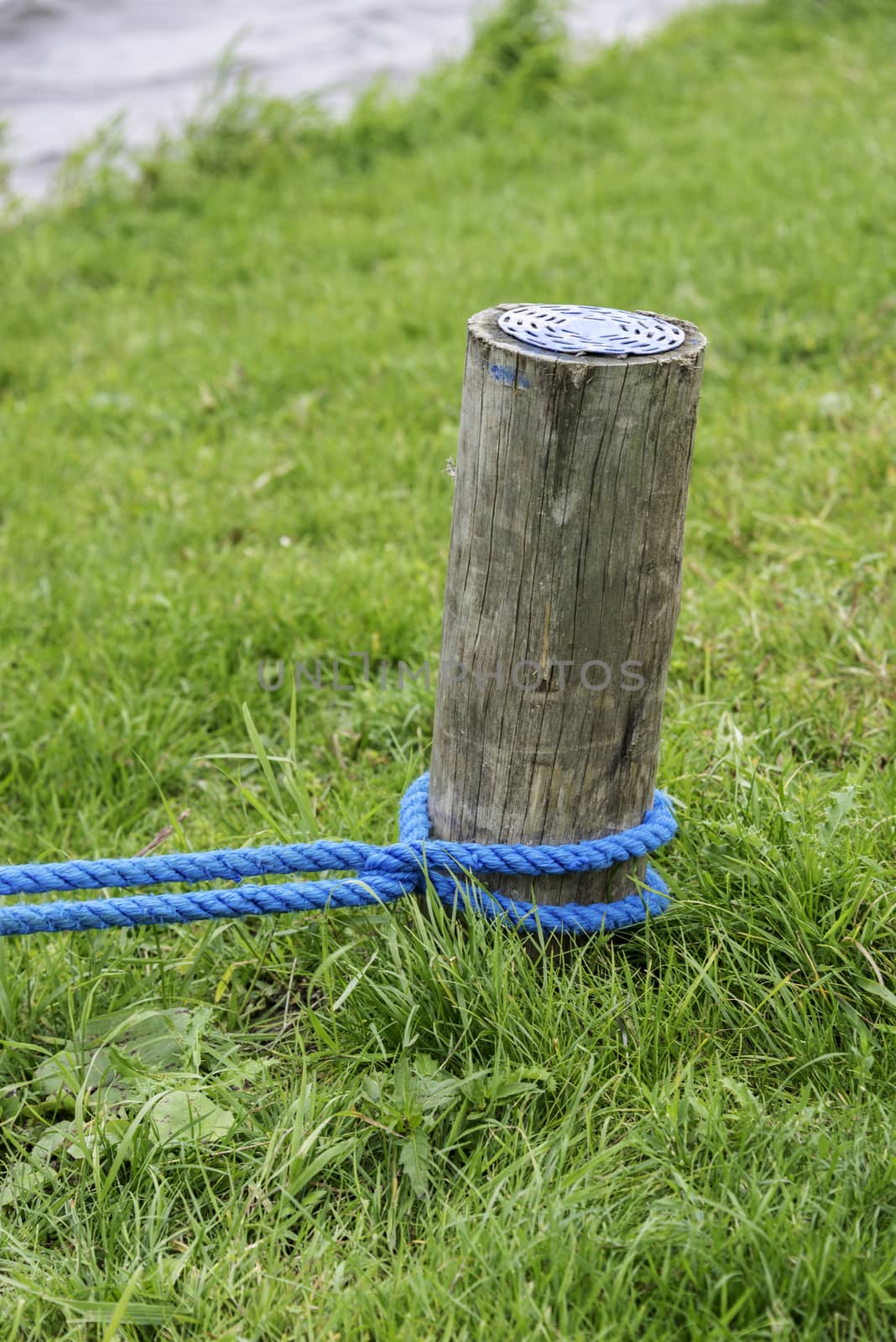 blue rope for ship safety bound at bollard