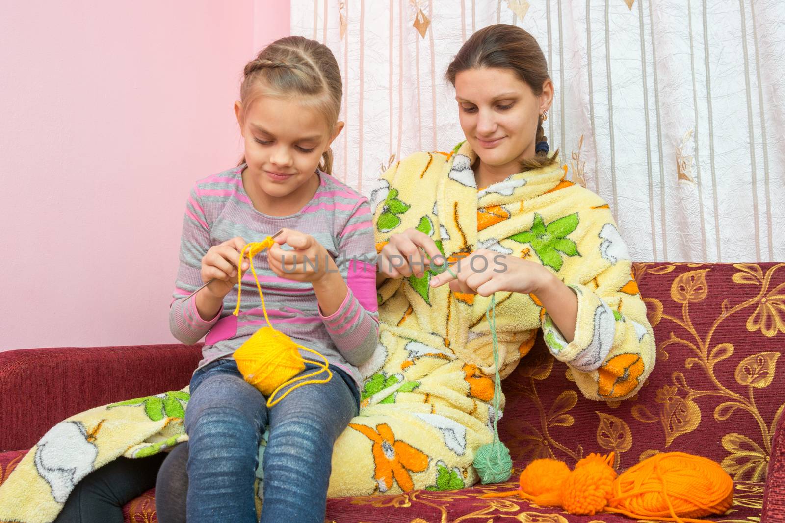 Mom and daughter seven-year-knit on the needles at home