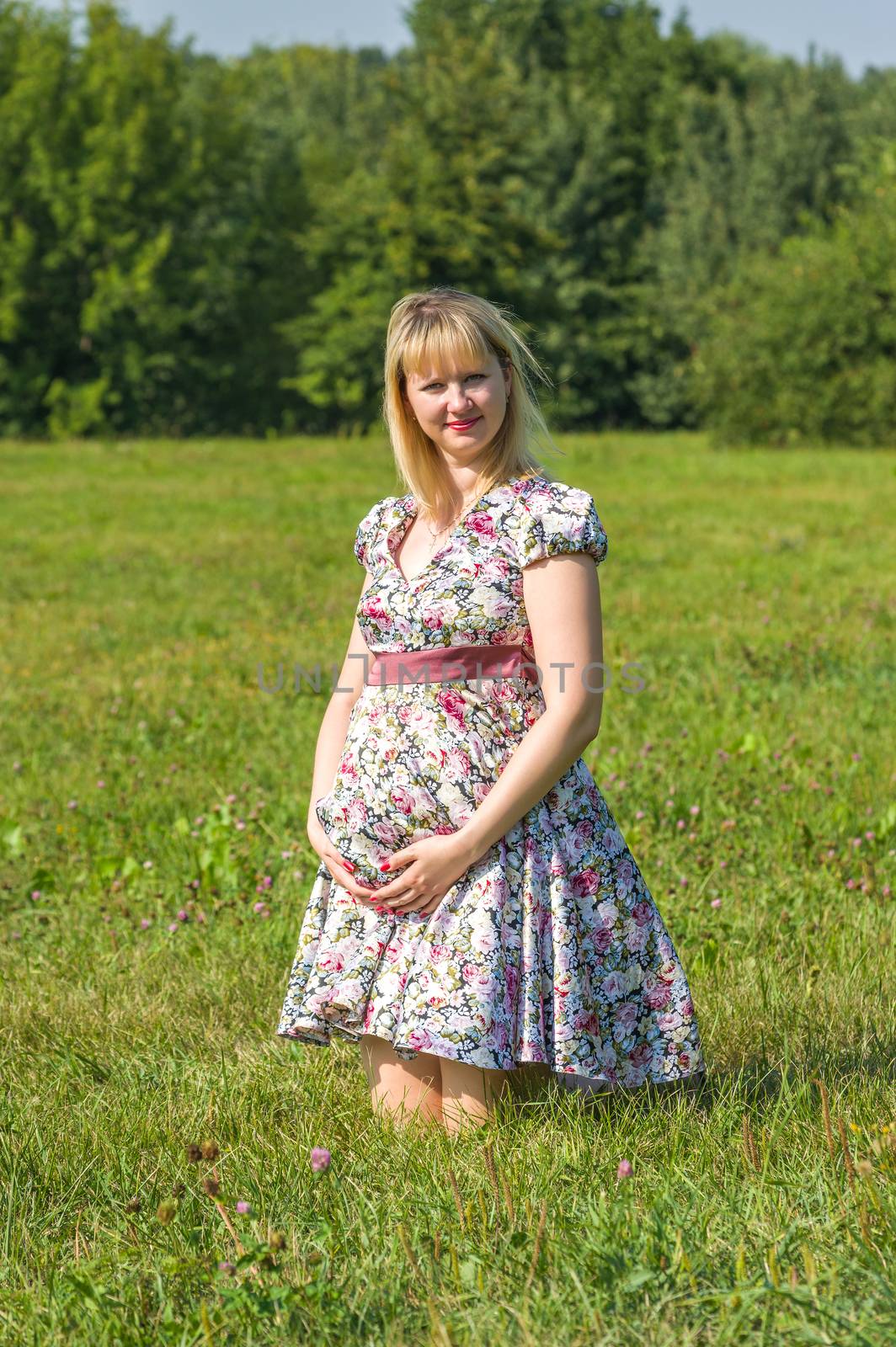 Expectant mother in the Park by kromeshnik