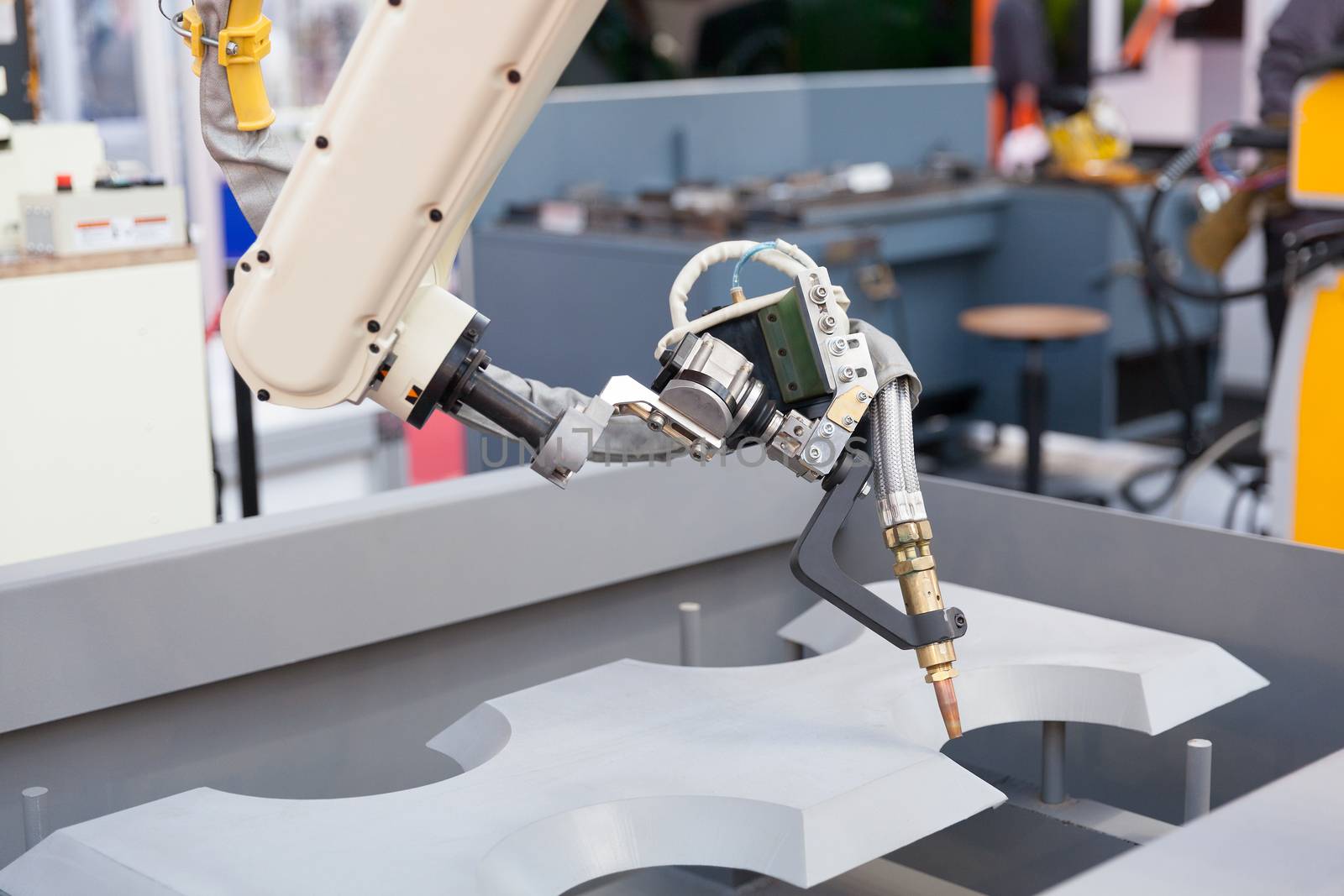 Industrial welding robot arm