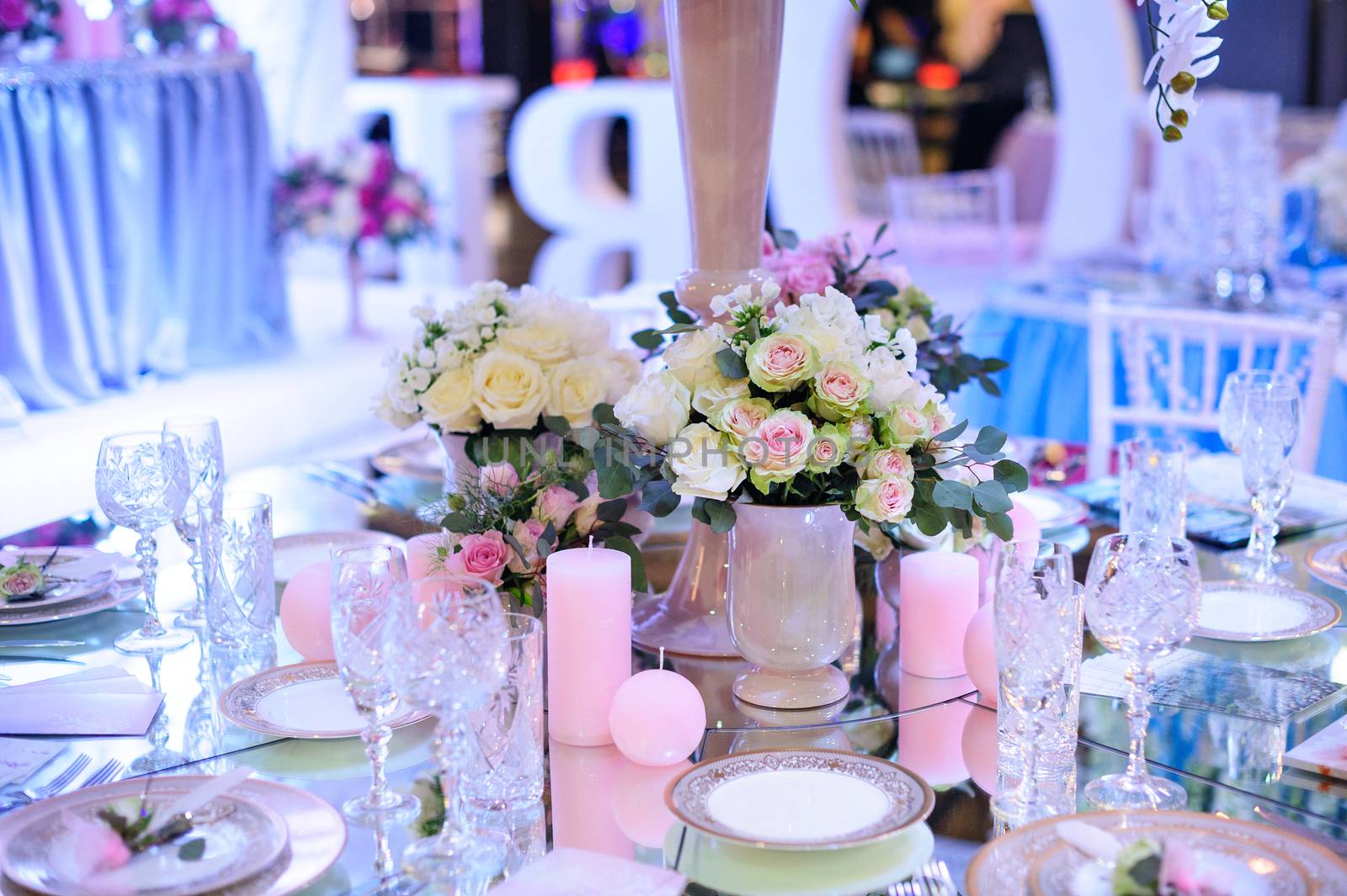 beautiful decor of flowers at the wedding table.
