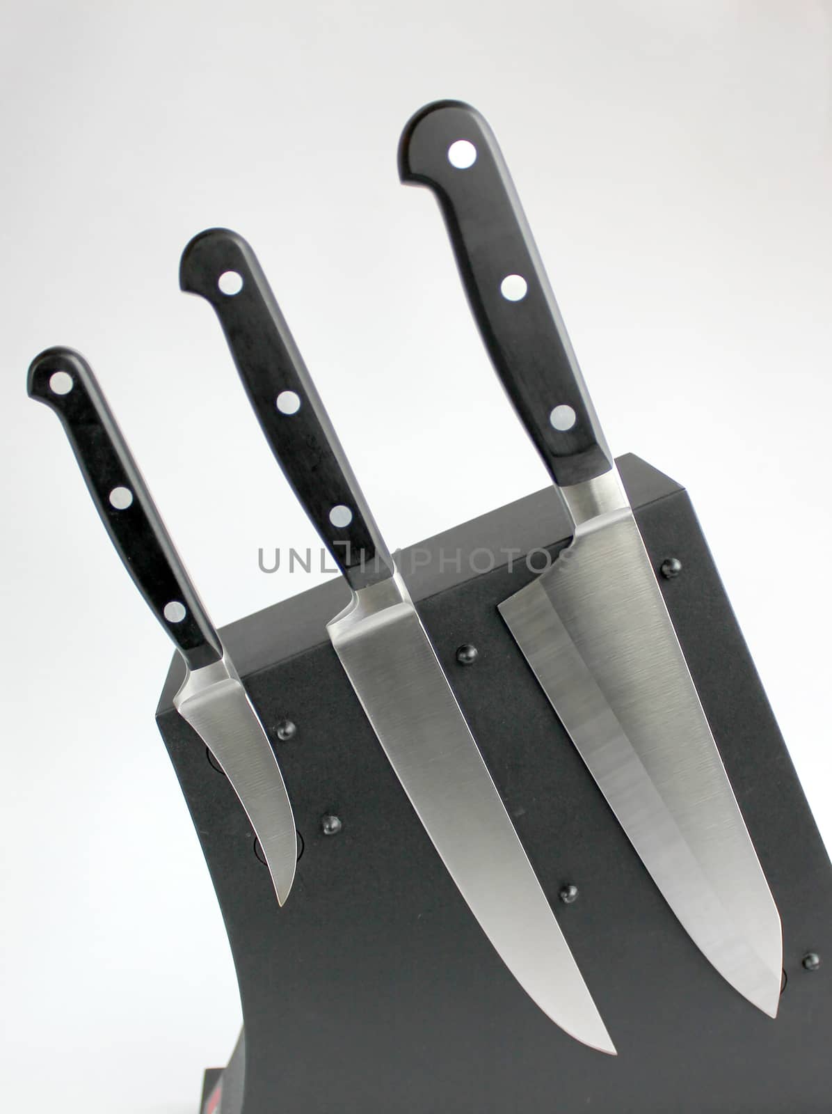 "The cook three" kitchen knifes on a magnetic support